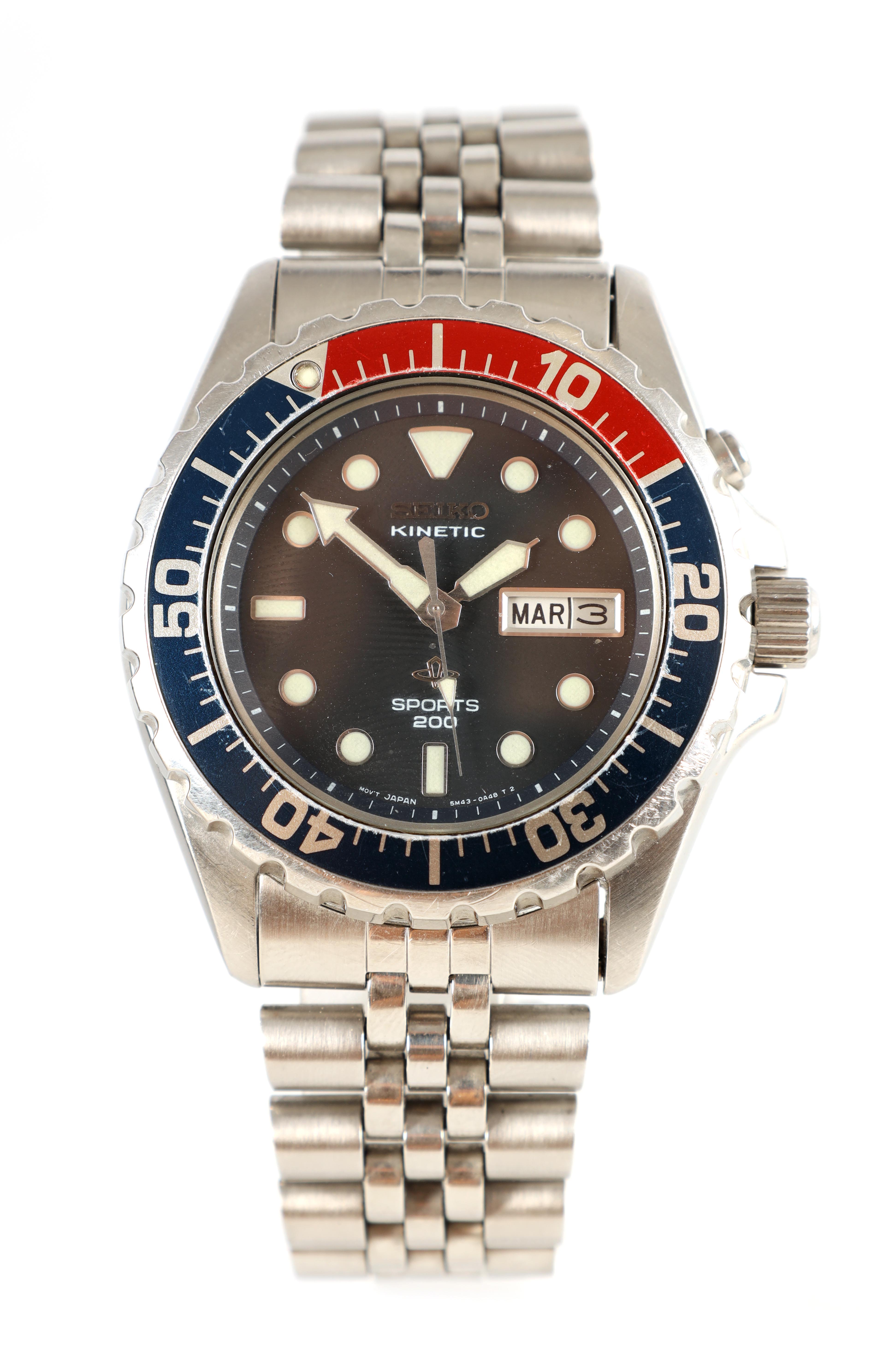 A GENTLEMAN`S SEIKO KINETIC STAINLESS STEEL SPORTS 200 WRISTWATCH WITH PEPSI BEZEL on original steel