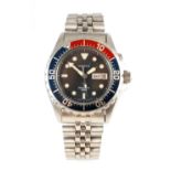 A GENTLEMAN`S SEIKO KINETIC STAINLESS STEEL SPORTS 200 WRISTWATCH WITH PEPSI BEZEL on original steel