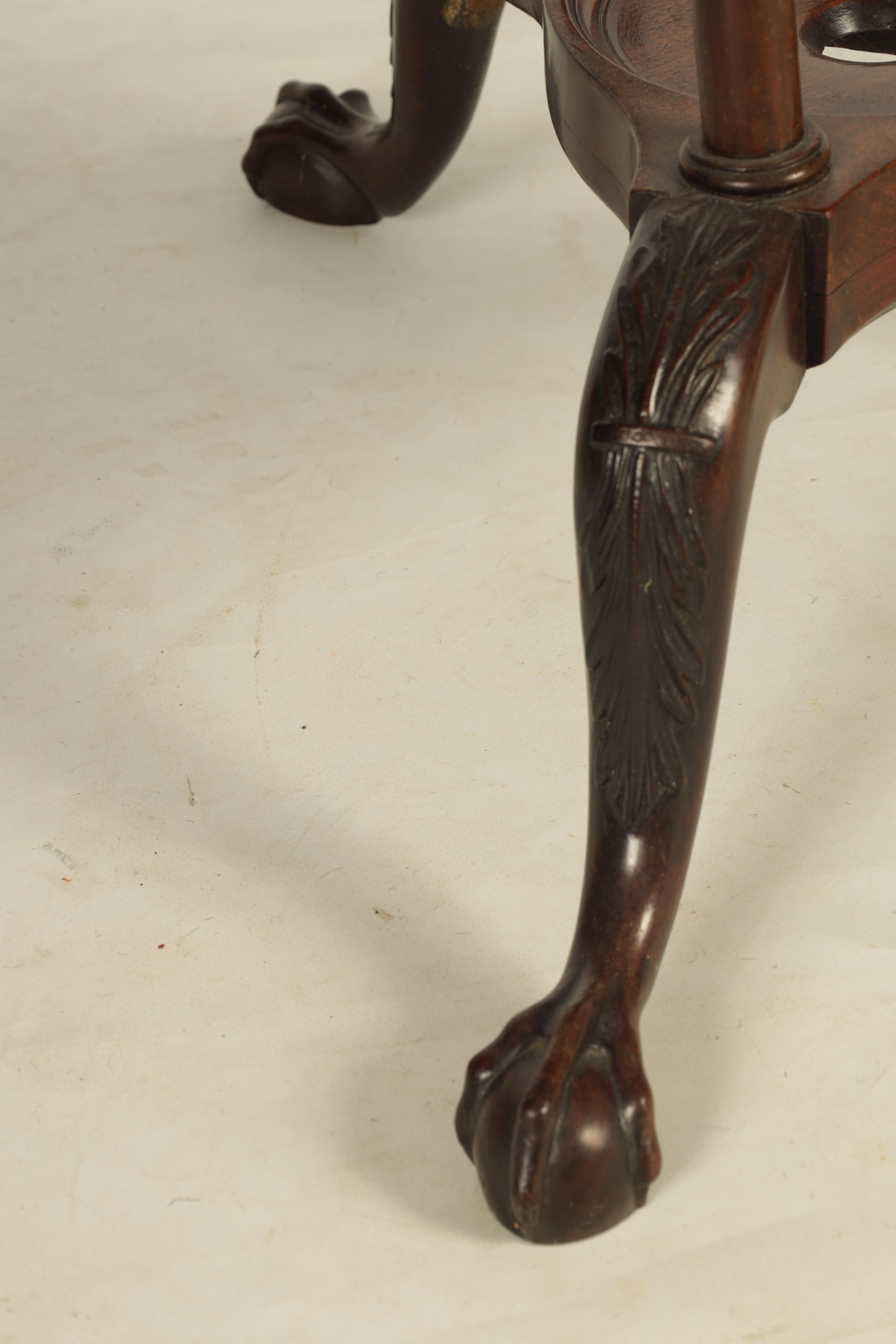 A MID 18TH CENTURY CHIPPENDALE STYLE MAHOGANY WIG STAND with moulded circular top above a triangular - Image 3 of 5