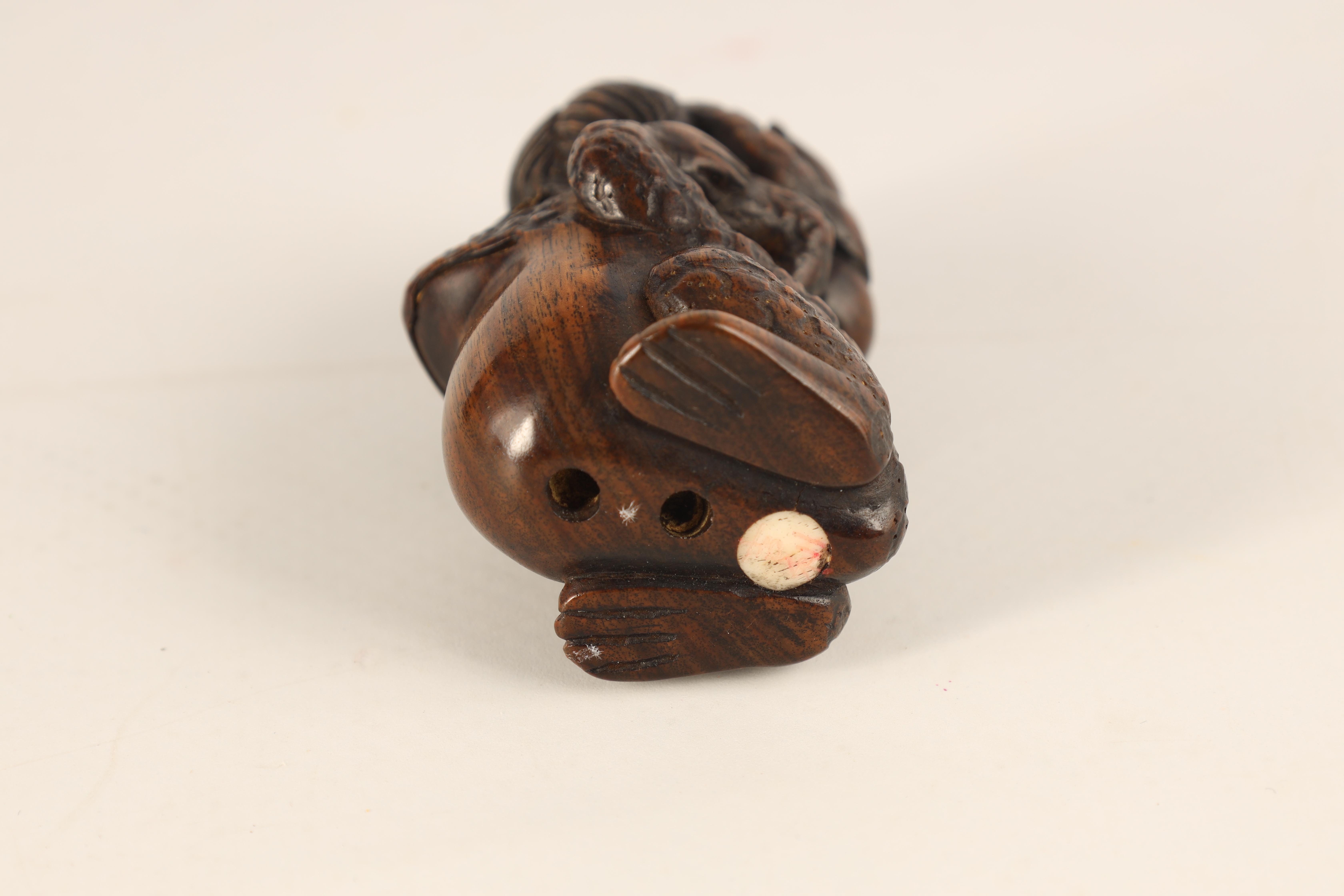 A FINELY CARVED MEIJI PERIOD NETSUKI depicting a monkey holding fruit sat on a toad - h inlaid ivory - Image 4 of 5