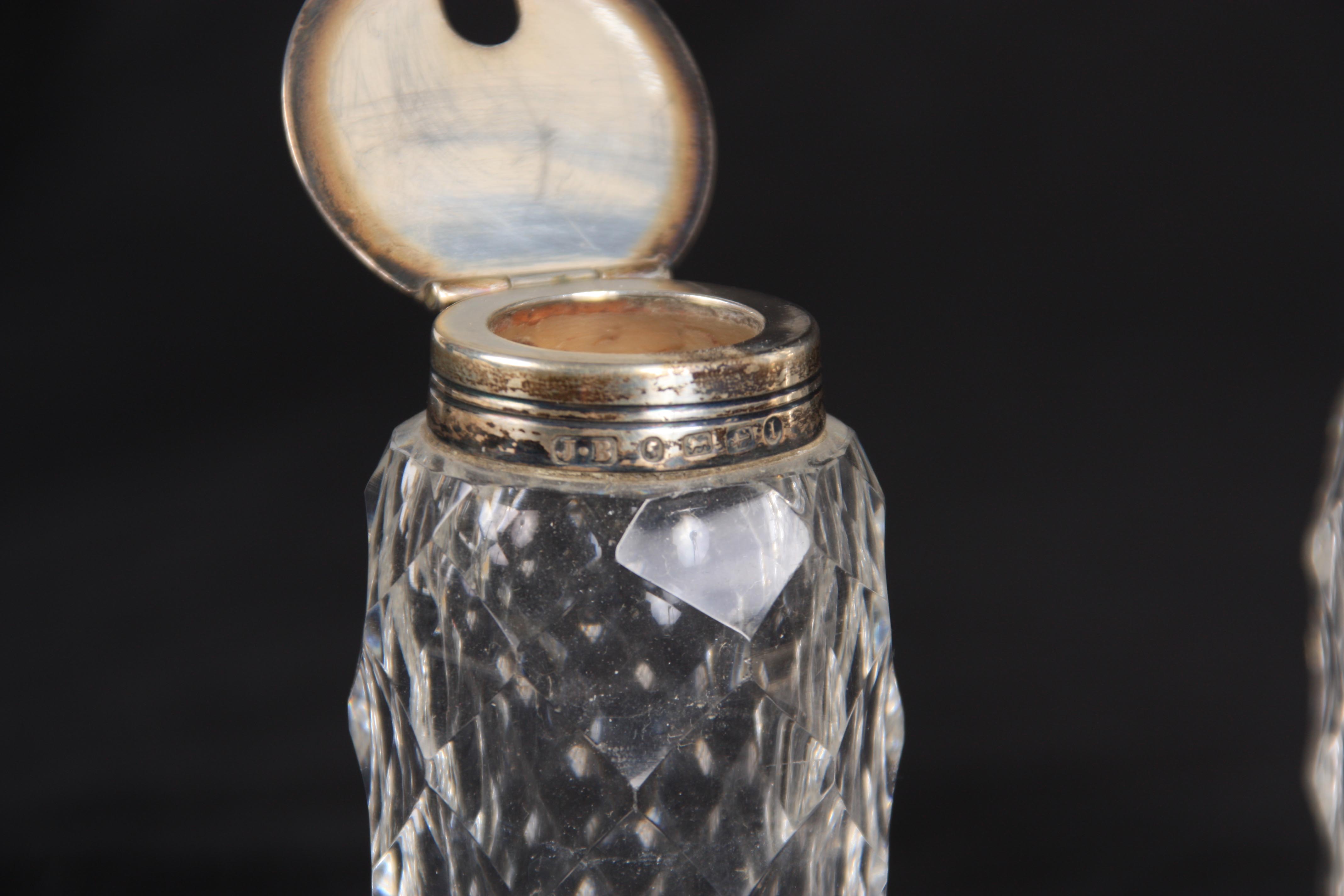 AN EARLY VICTORIAN SILVER 5 BOTTLE CRUET FRAME with shaped pierced handle, turned stem with - Image 12 of 14