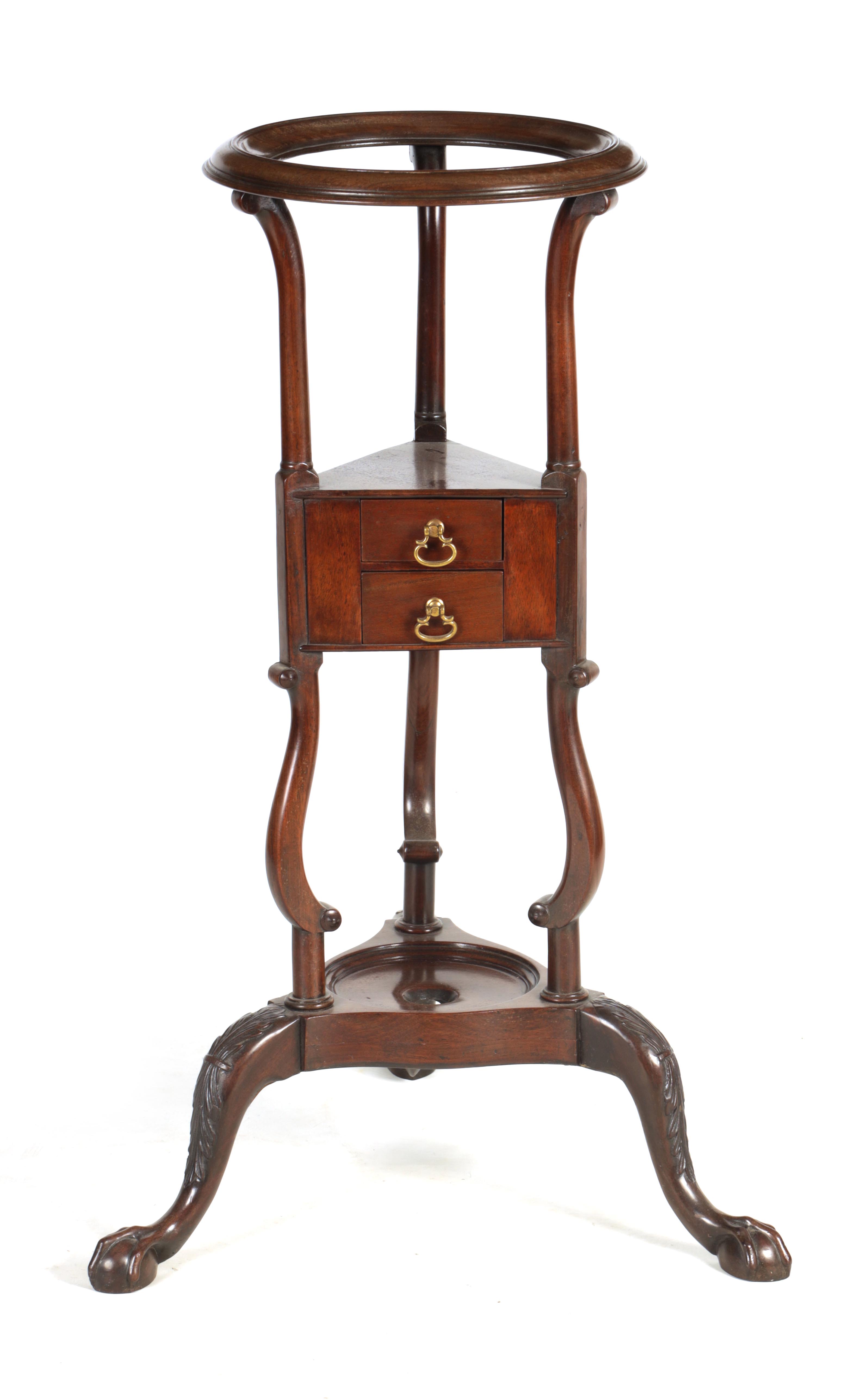 A MID 18TH CENTURY CHIPPENDALE STYLE MAHOGANY WIG STAND with moulded circular top above a triangular