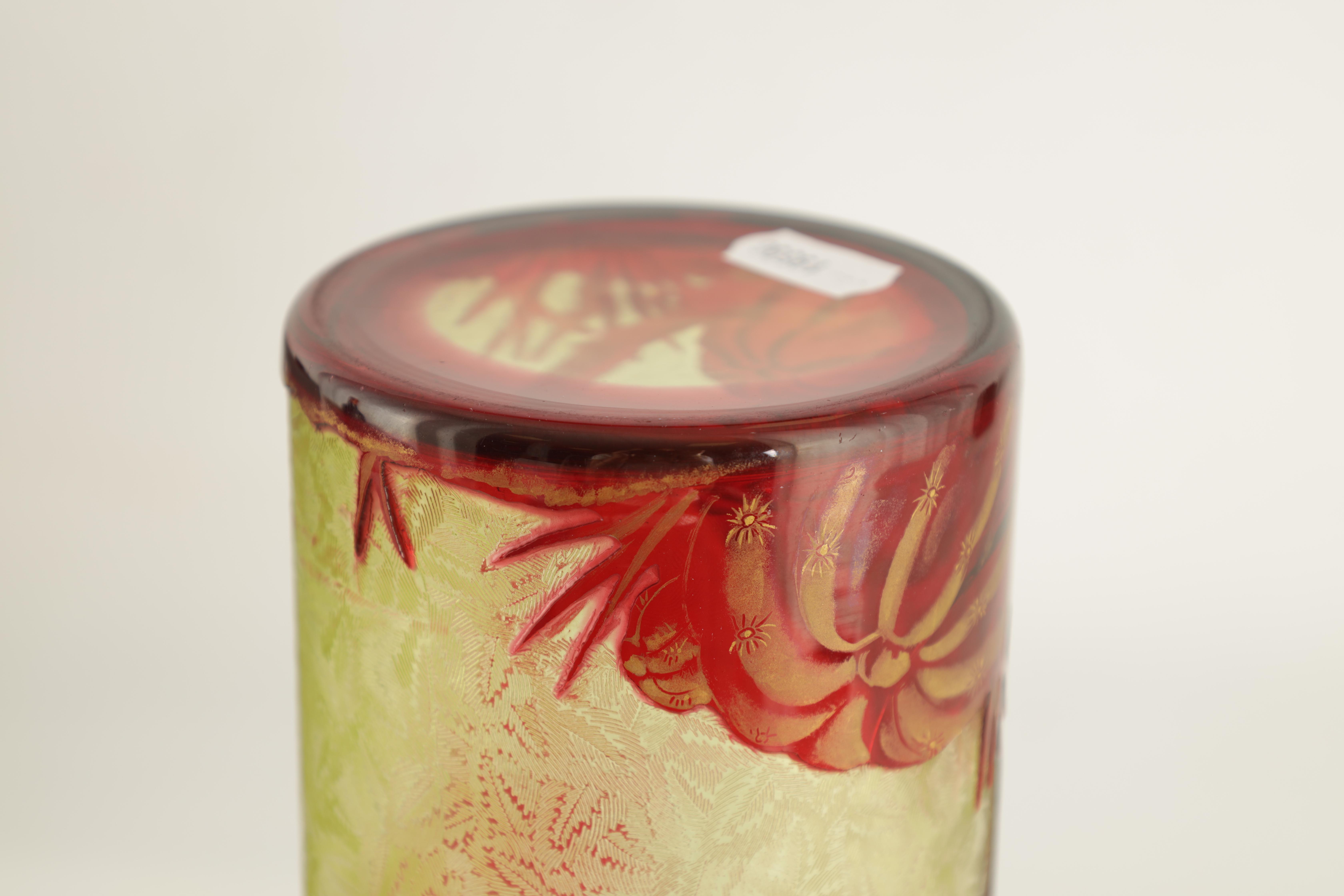 A STYLISH 20TH CENTURY BACCARAT GLASS ETCHED CYLINDRICAL VASE with acid-etched decoration - Image 4 of 6