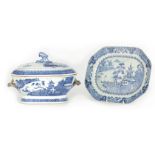 AN 18TH CENTURY CHINESE NANKIN PORCELAIN BLUE AND WHITE LIDDED TUREEN ON STAND with gilt entwined