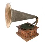 AN EARLY 20TH CENTURY OAK CASED HORN GRAMOPHONE, BY THE GRAMOPHONE & TYPEWRITER LTD having a