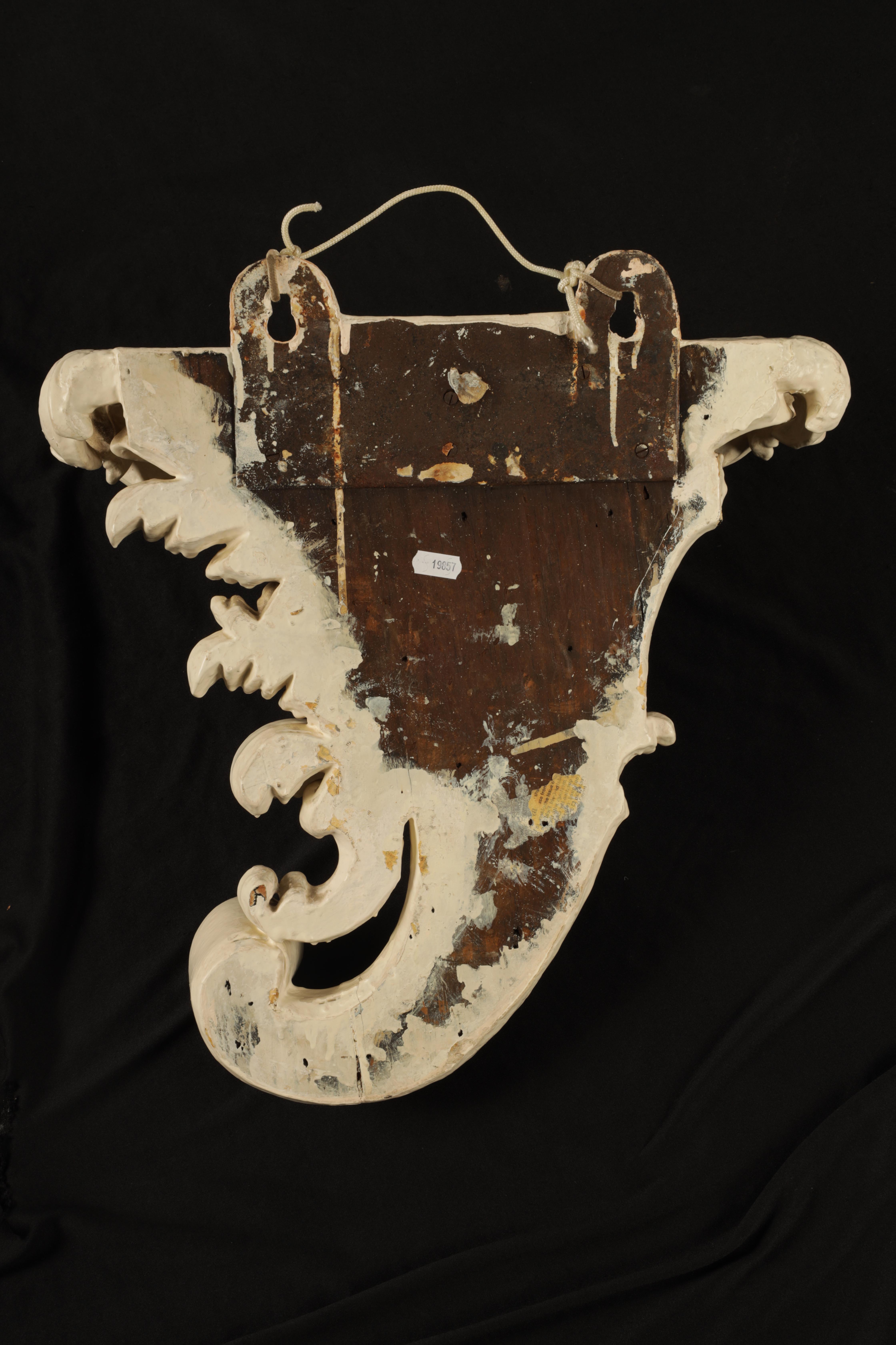 A FINE GEORGE III PAINTED CARVED MAHOGANY ROCOCO HANGING WALL BRACKET IN THE MANNER OF WILLIAM - Image 5 of 5