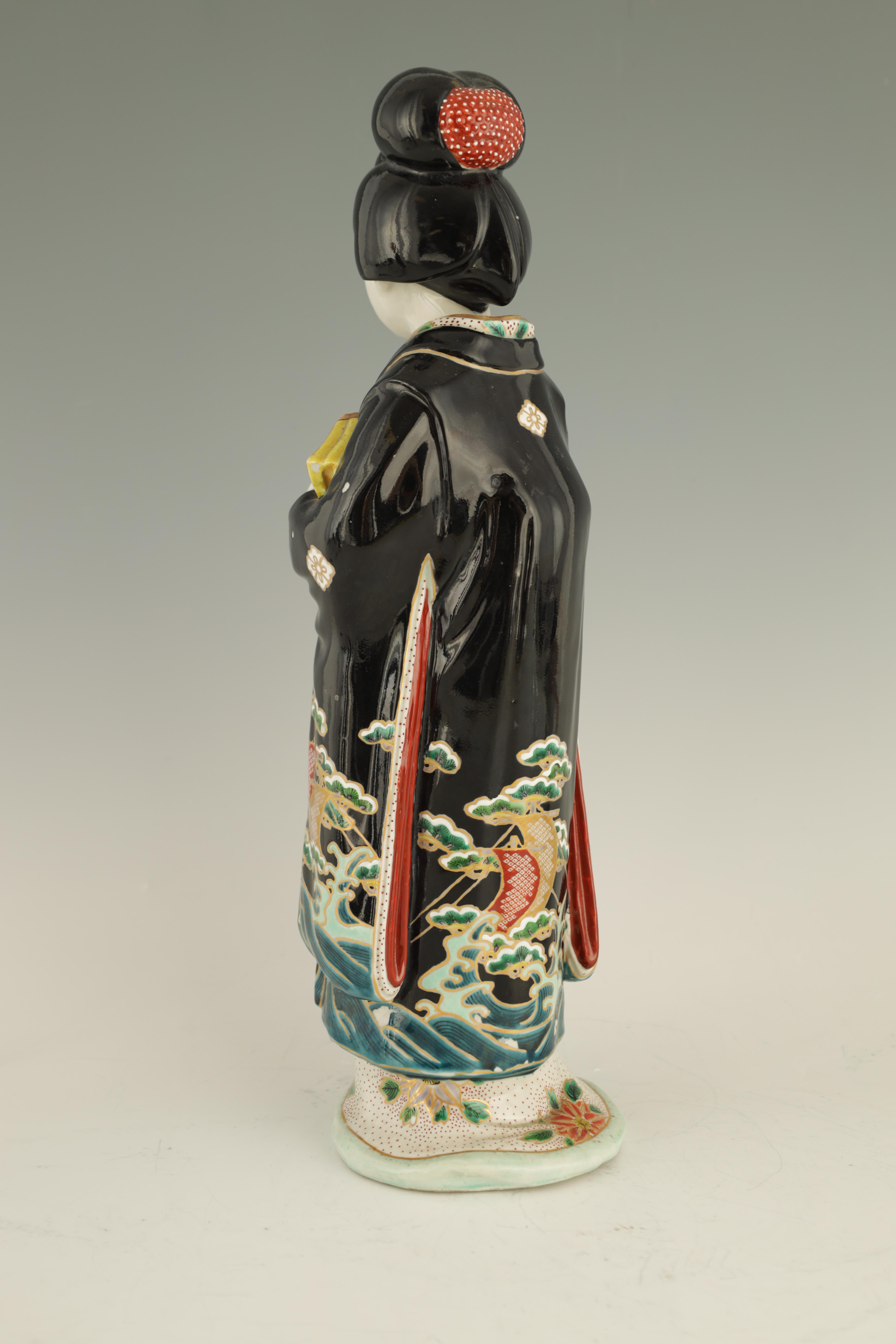 A LARGE MEIJI PERIOD JAPANESE KUTANI FIGURE OF A GEISHA 45cm high - Image 5 of 6