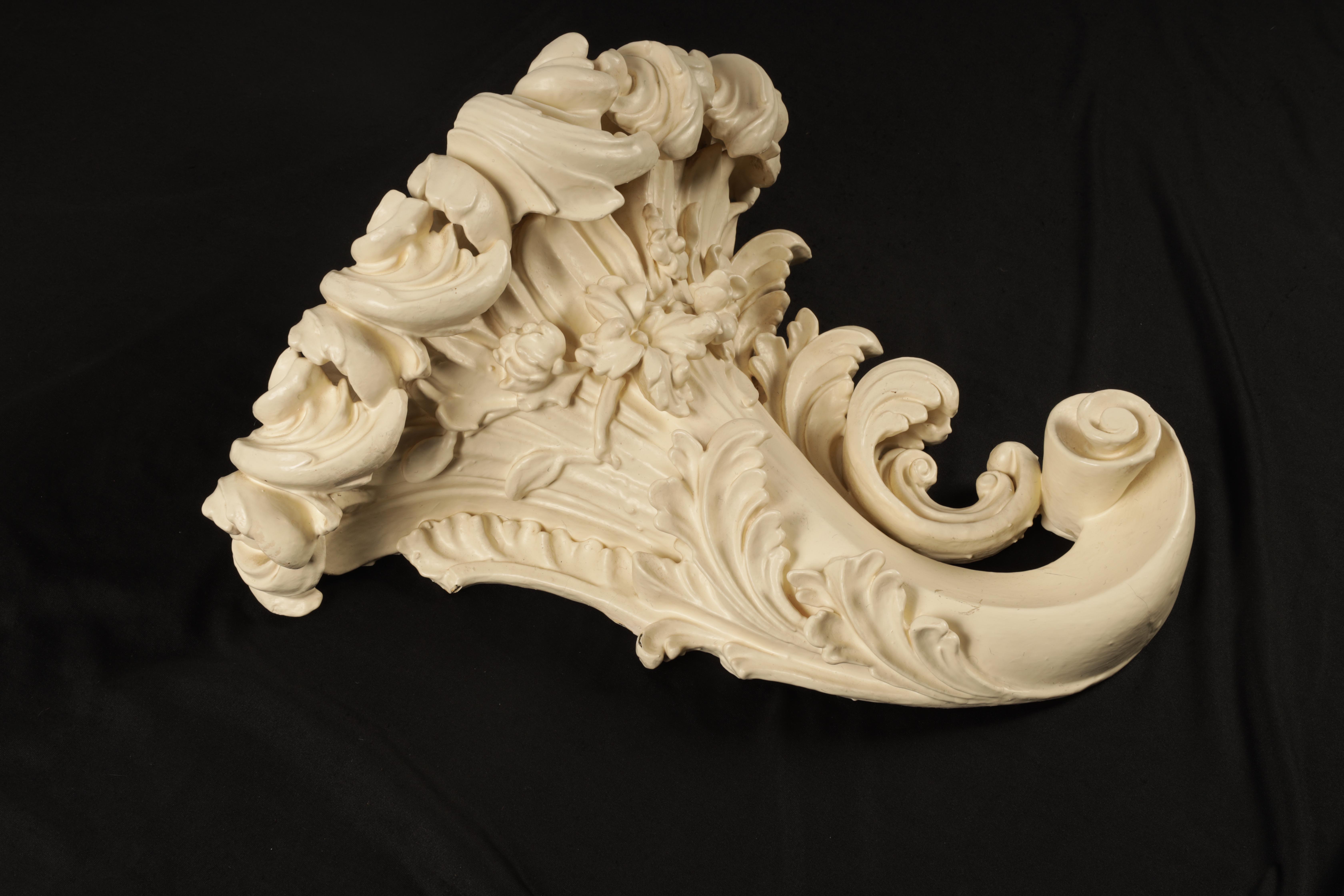 A FINE GEORGE III PAINTED CARVED MAHOGANY ROCOCO HANGING WALL BRACKET IN THE MANNER OF WILLIAM - Image 2 of 5