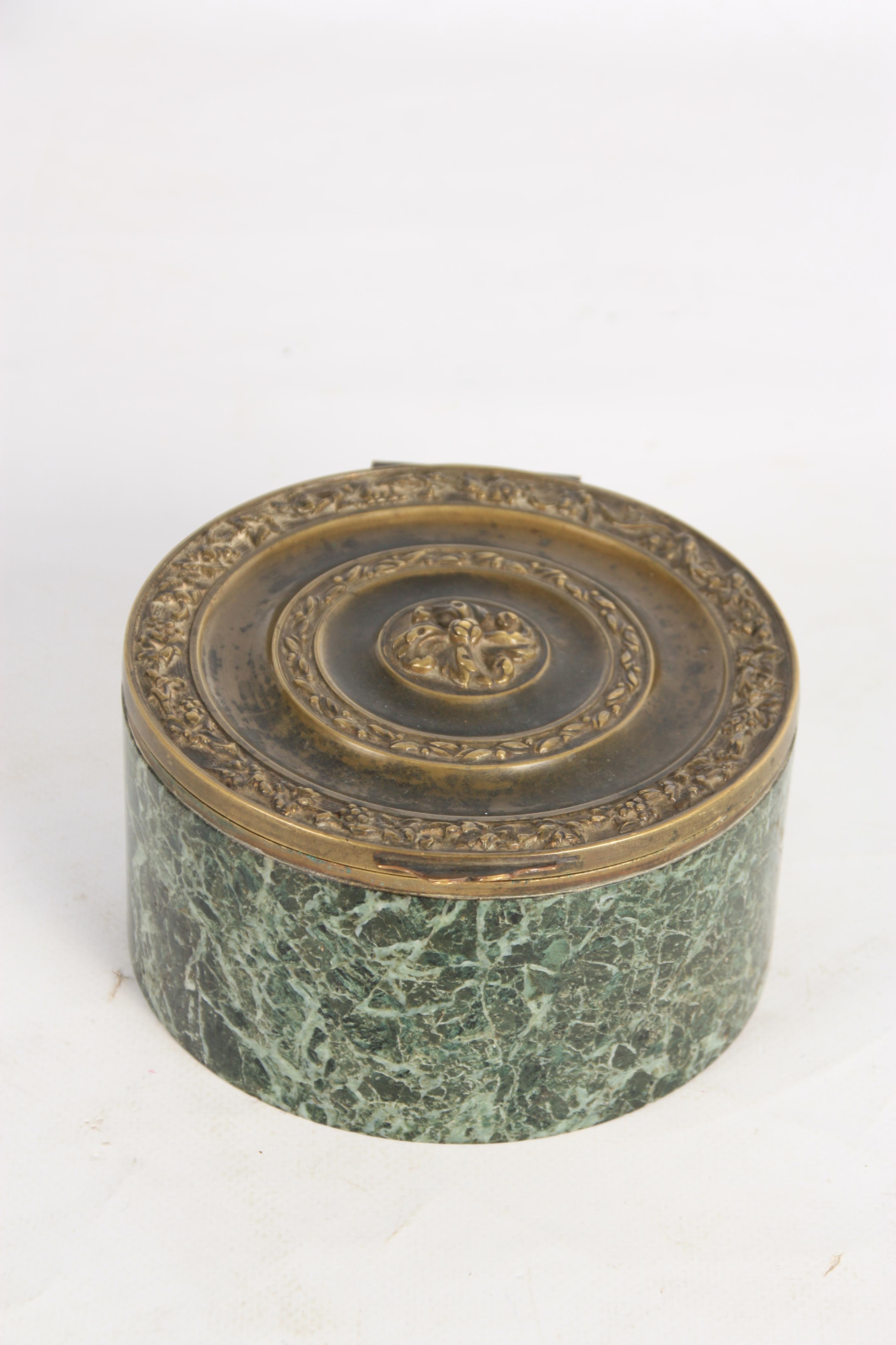 A 19TH CENTURY FRENCH GRAND TOUR GILT BRONZE AND MARBLE LIDDED BOX of circular form with foliate - Image 3 of 8