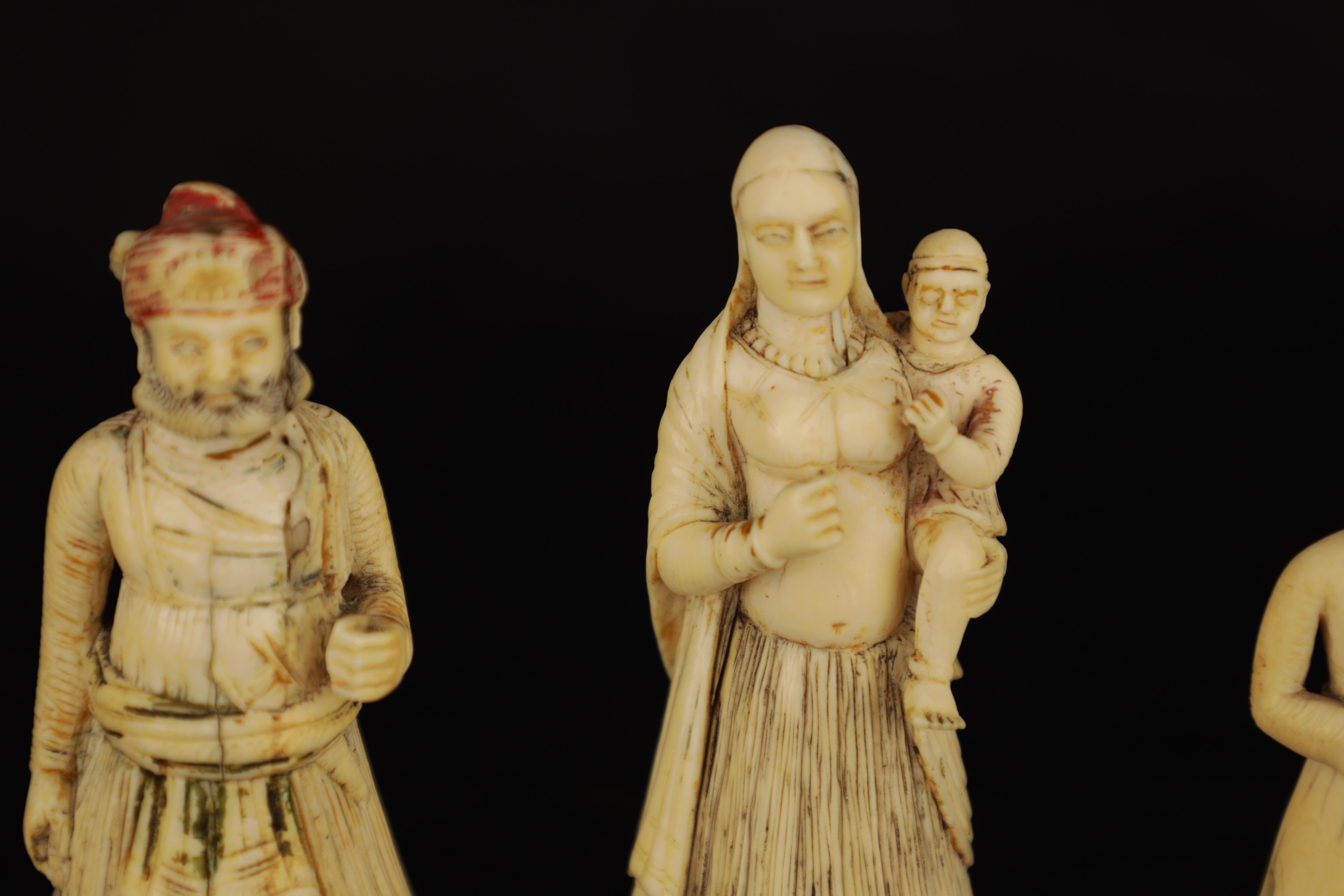 FIVE 19TH CENTURY INDIAN IVORY CHESS PIECES depicting finely carved figures in ceremonial dress - Image 3 of 7