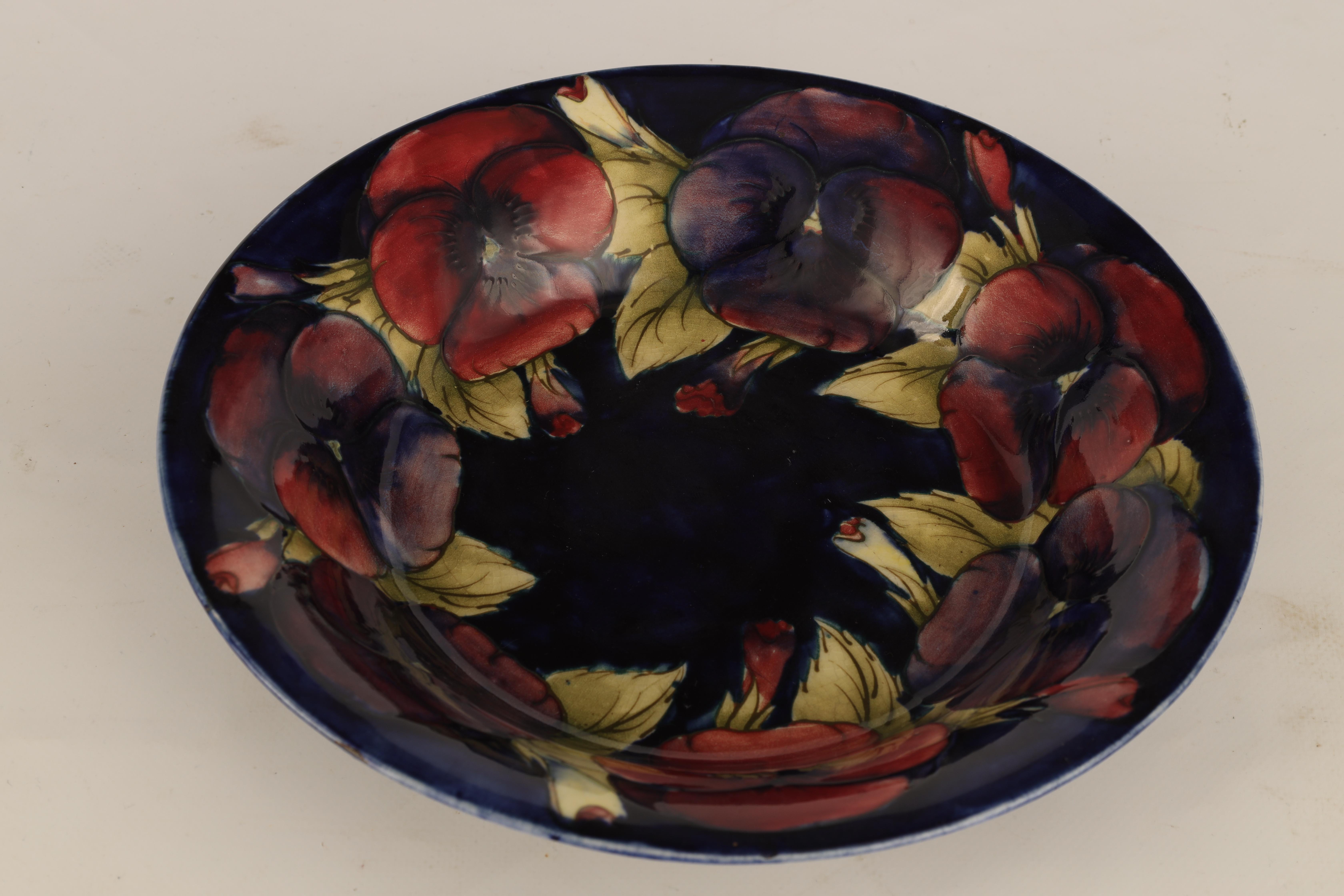 A 1930S/40S MOORCROFT LARGE SHALLOW DISH WITH EVERTED RIM decorated in the big pansy pattern on a - Image 4 of 5