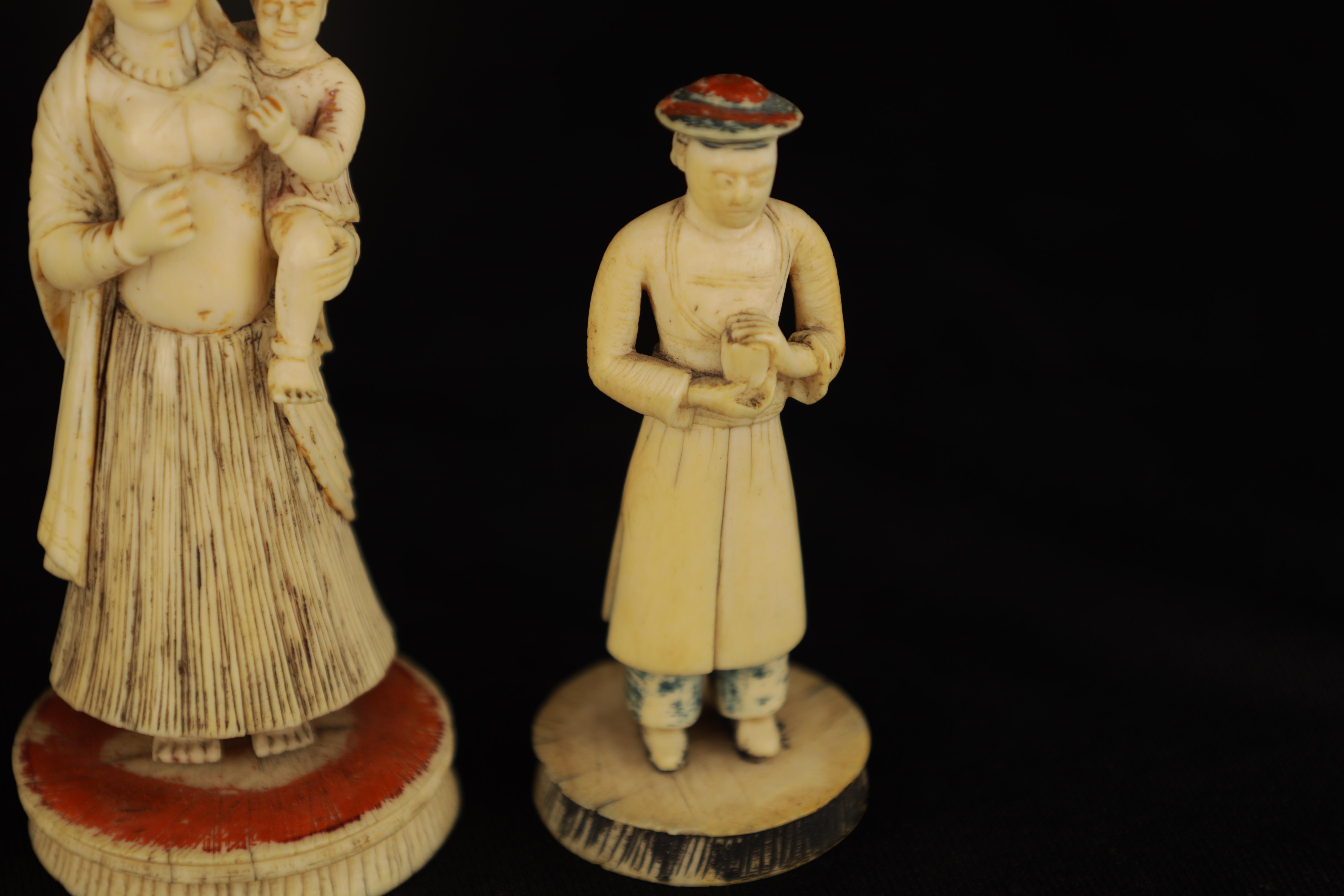 FIVE 19TH CENTURY INDIAN IVORY CHESS PIECES depicting finely carved figures in ceremonial dress - Image 4 of 7