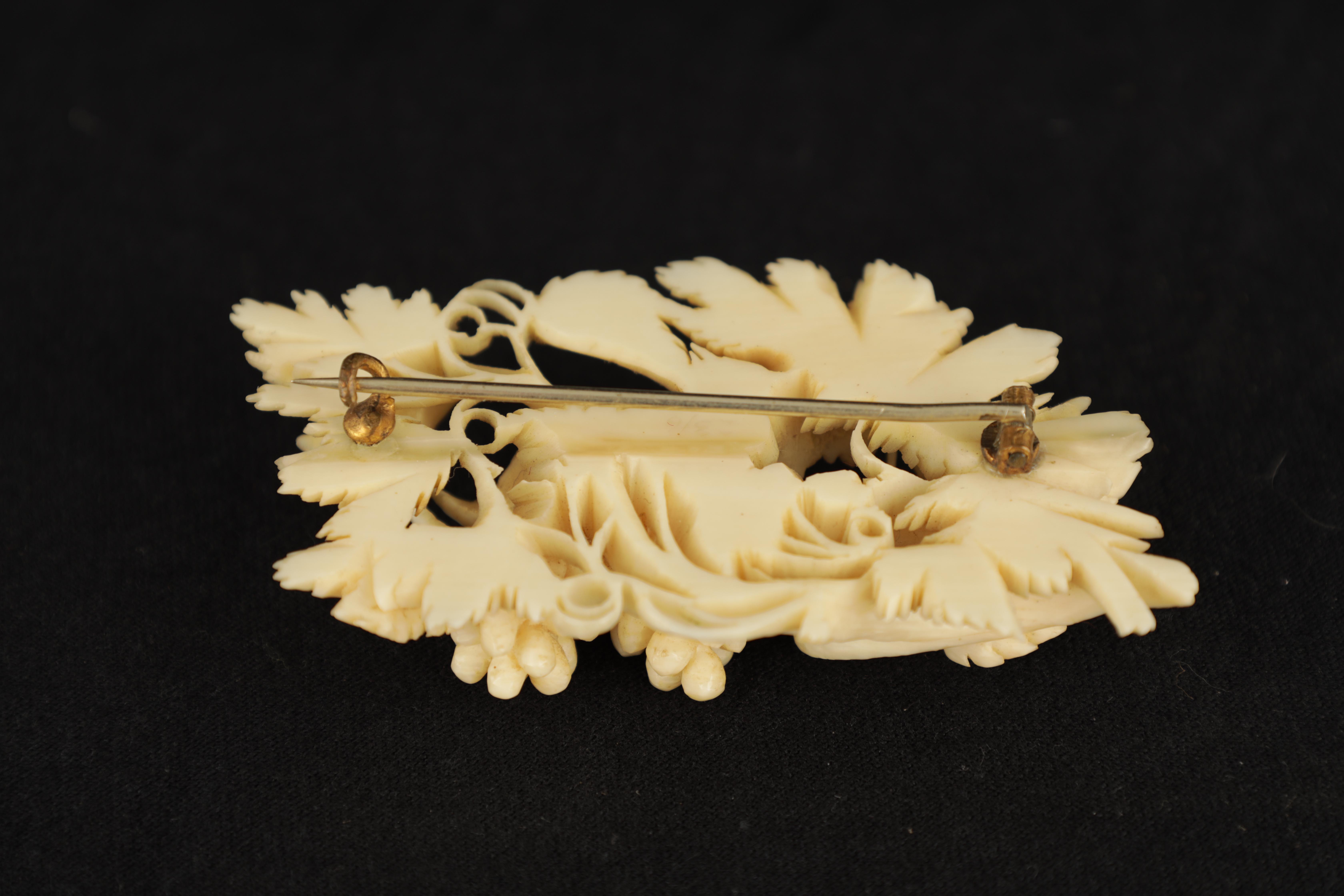 A FINELY CARVED EARLY 19TH CENTURY IVORY BROOCH depicting grapes amongst vine leaves, mounted in a - Image 5 of 5