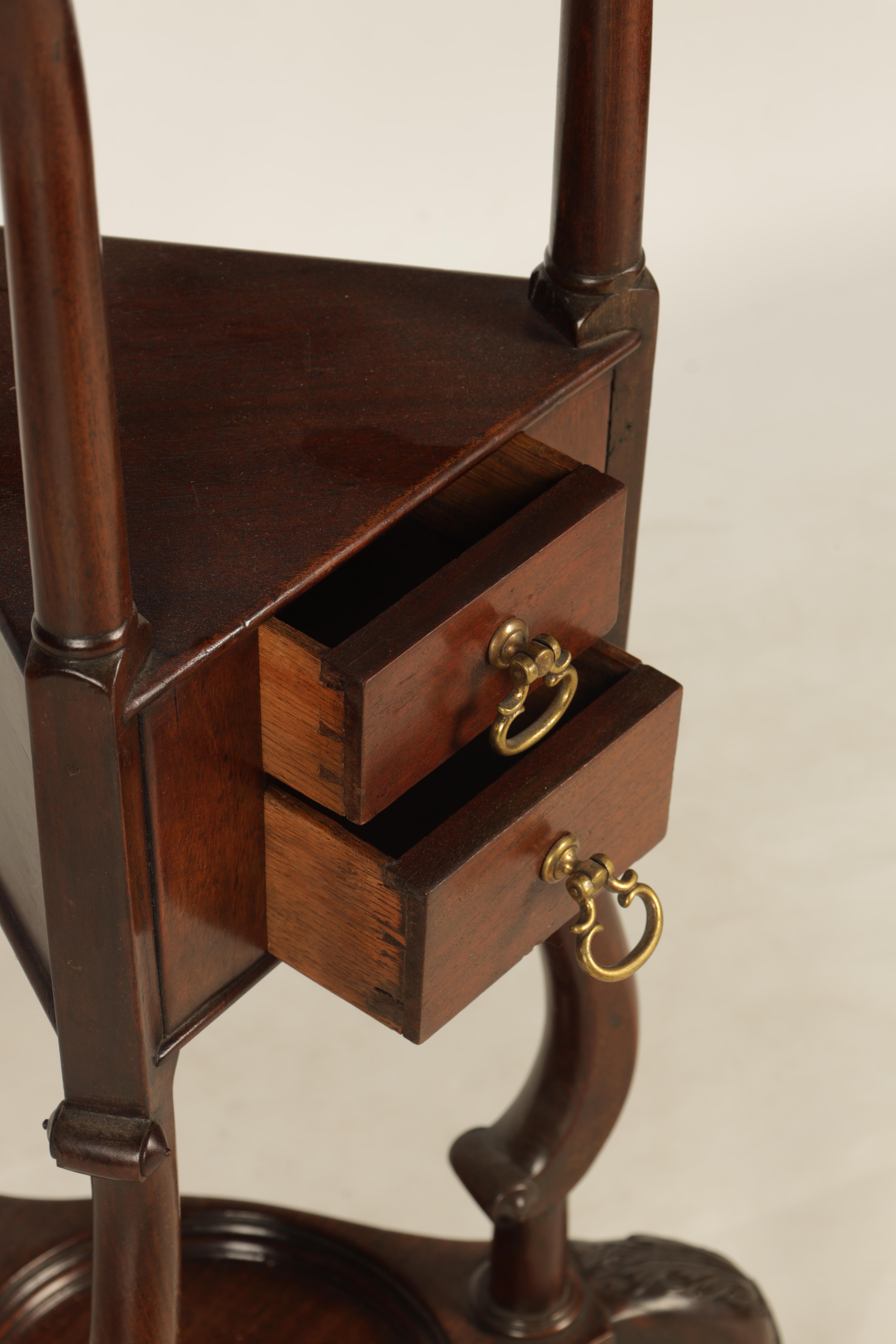 A MID 18TH CENTURY CHIPPENDALE STYLE MAHOGANY WIG STAND with moulded circular top above a triangular - Image 2 of 5