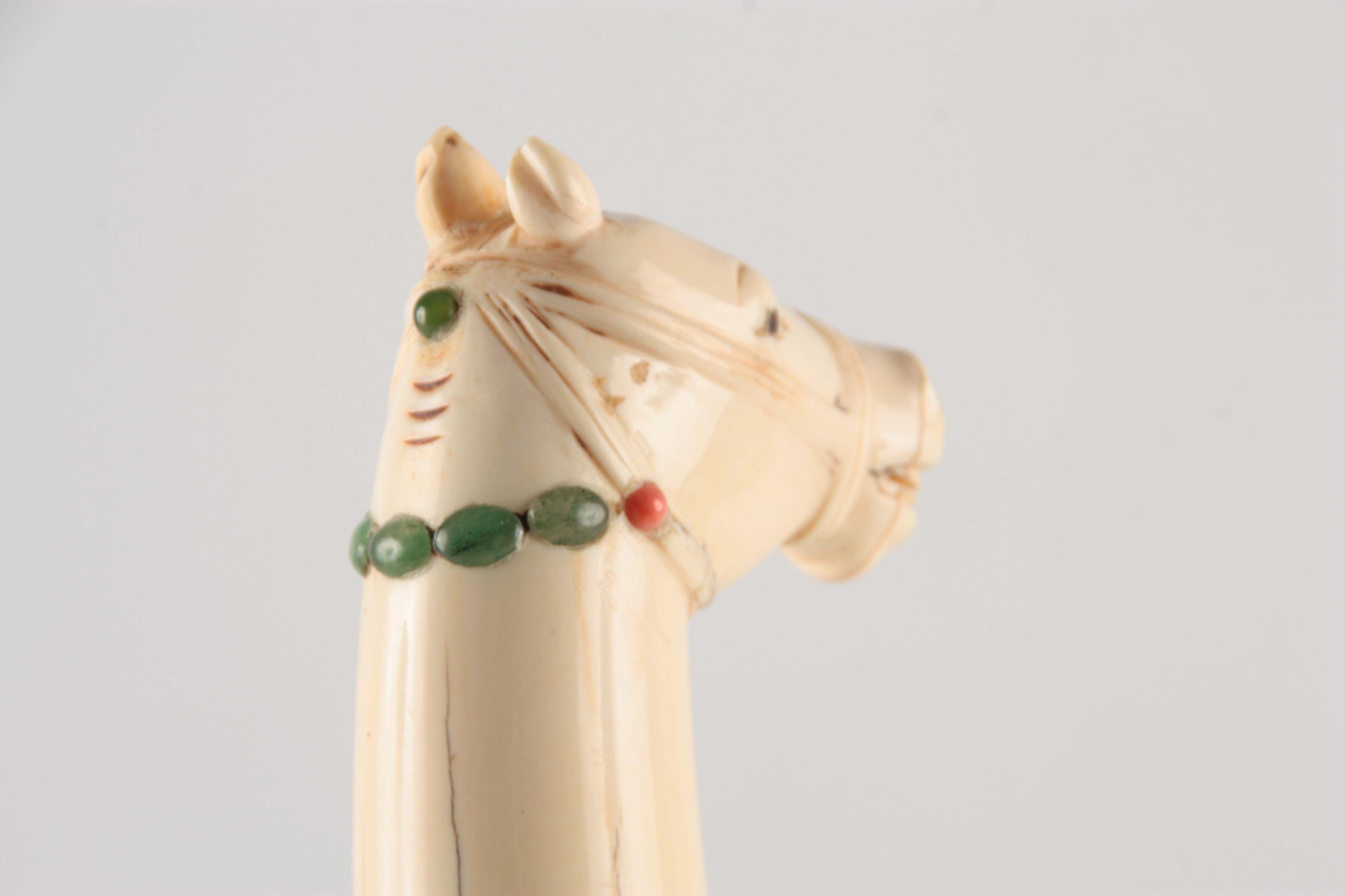 A LATE 19TH/EARLY 20TH CENTURY INDIAN MUGHAL KHANJAR IVORY CORAL AND JADE DAGGER having a curved - Image 3 of 4