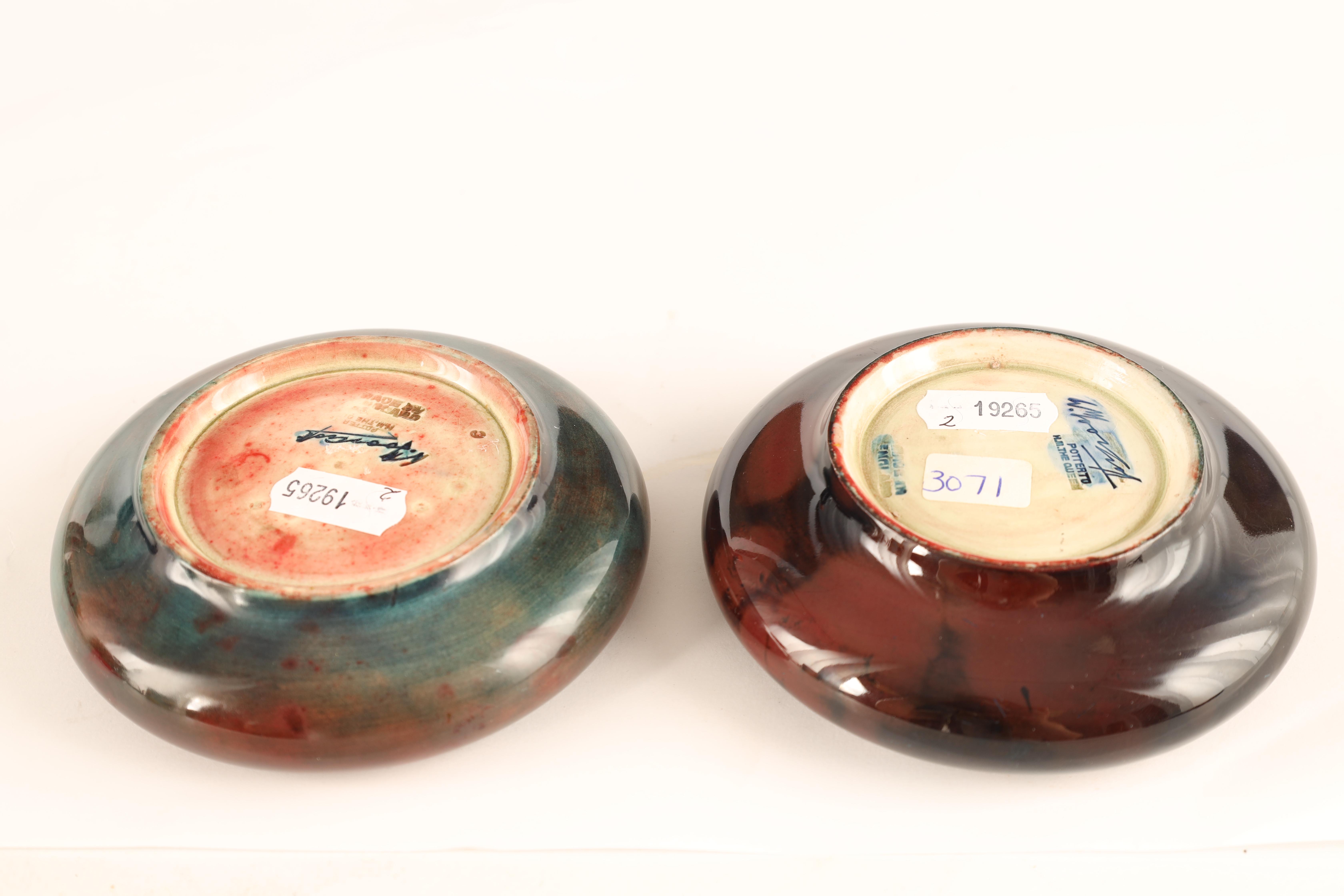 A NEAR PAIR OF MOORCROFT SHALLOW SMALL DISHES WITH CURVED RIMS both decorated in the Autumn Leaf and - Image 5 of 7