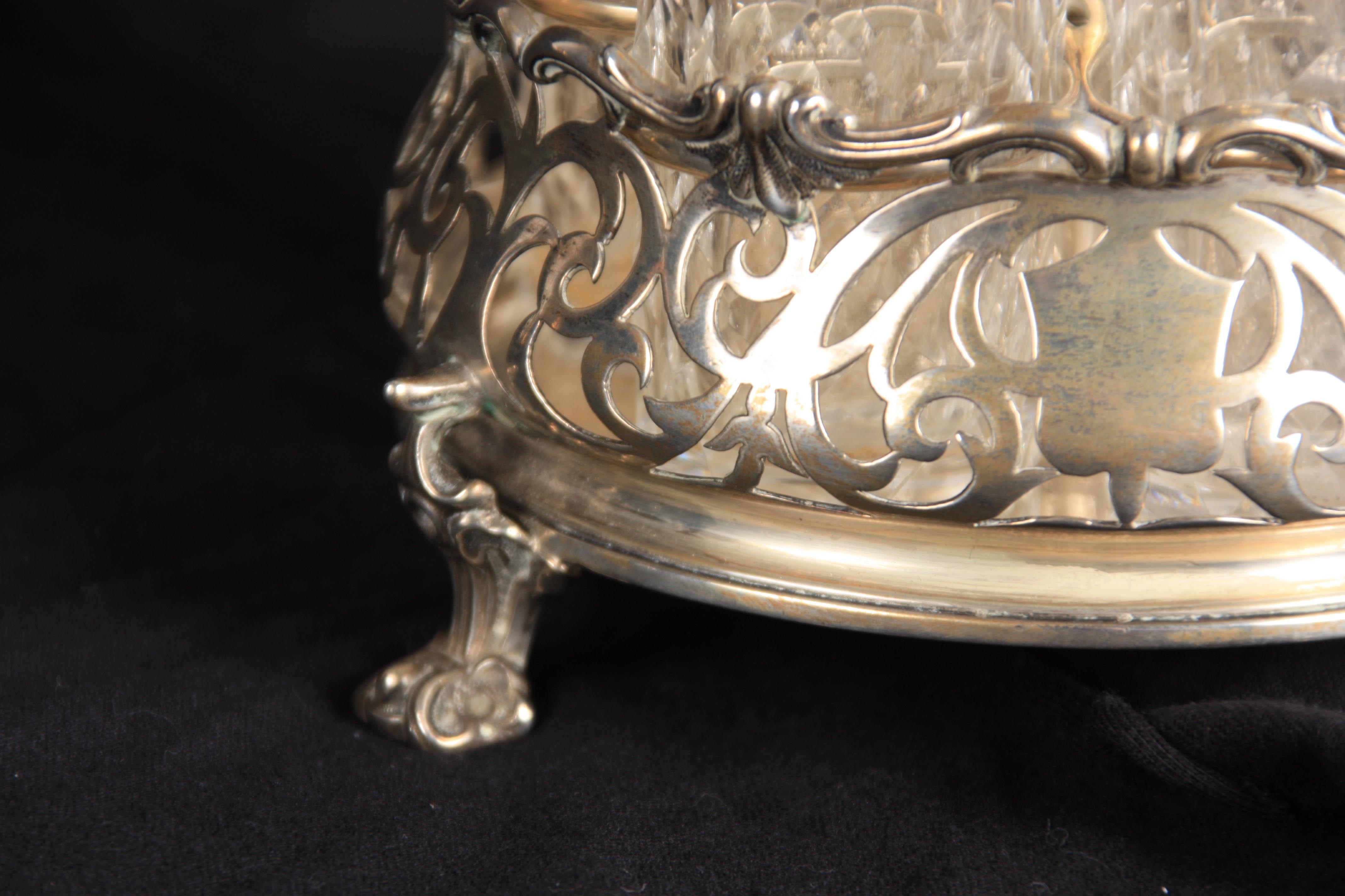 AN EARLY VICTORIAN SILVER 5 BOTTLE CRUET FRAME with shaped pierced handle, turned stem with - Image 10 of 14