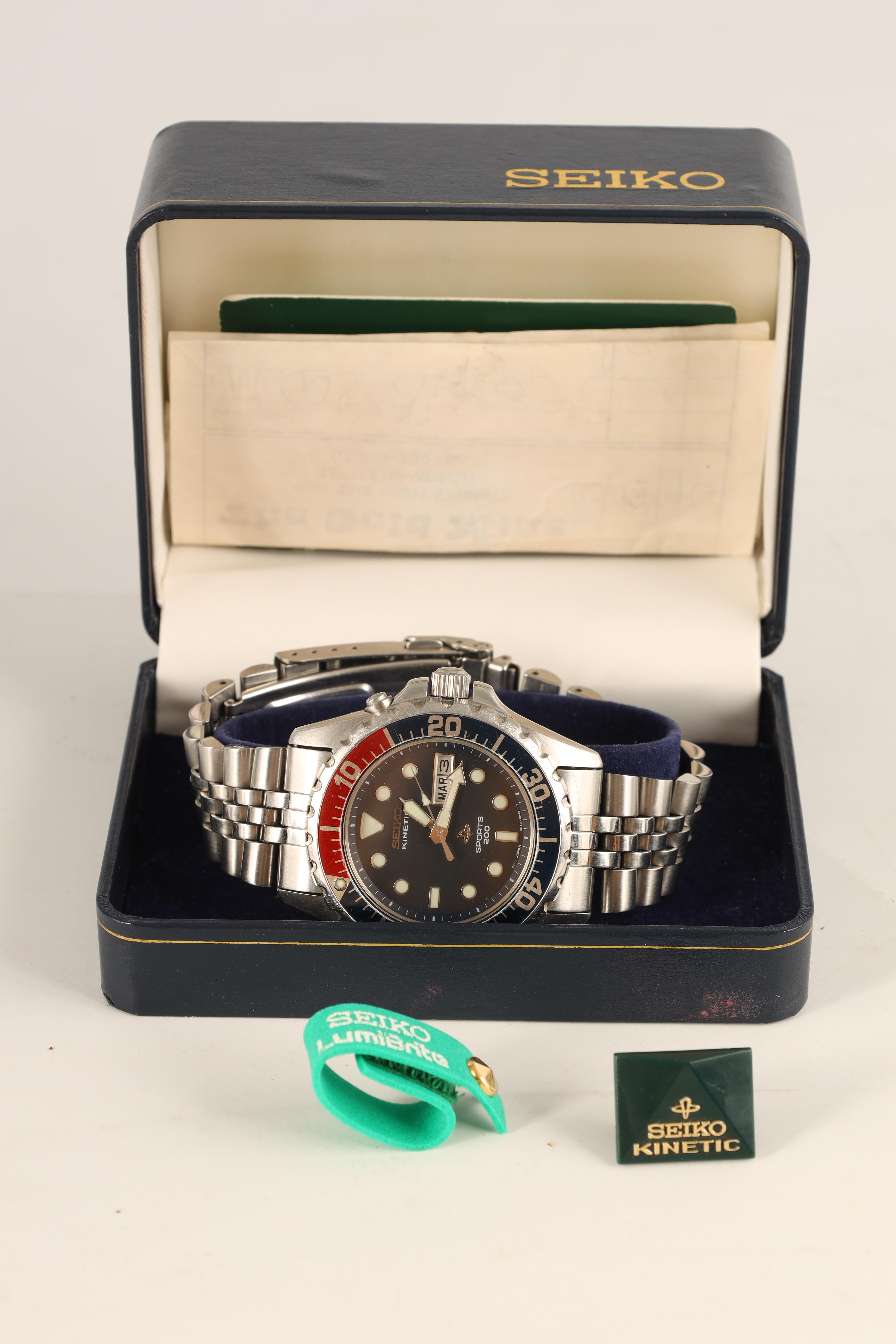 A GENTLEMAN`S SEIKO KINETIC STAINLESS STEEL SPORTS 200 WRISTWATCH WITH PEPSI BEZEL on original steel - Image 3 of 10