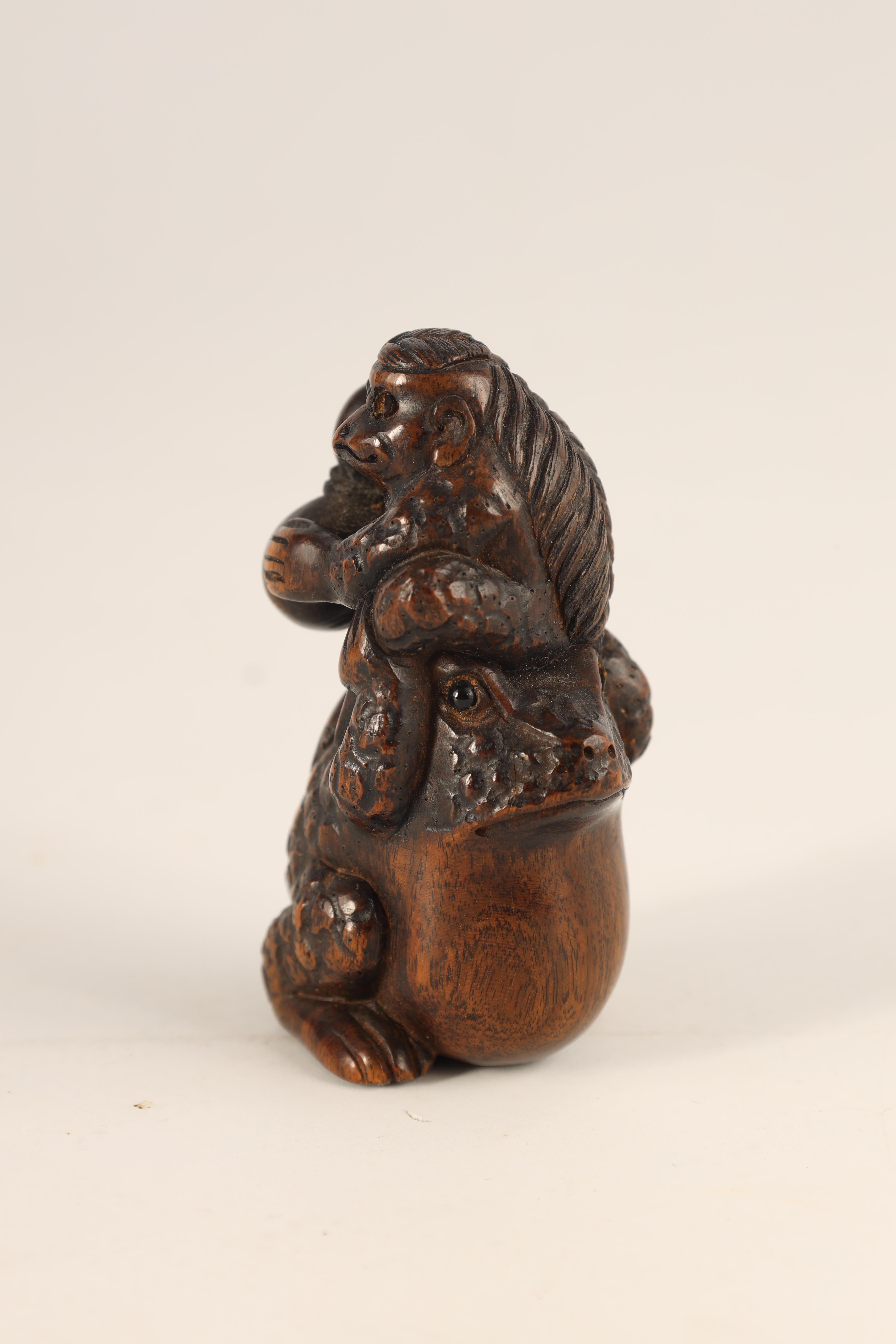 A FINELY CARVED MEIJI PERIOD NETSUKI depicting a monkey holding fruit sat on a toad - h inlaid ivory - Image 2 of 5