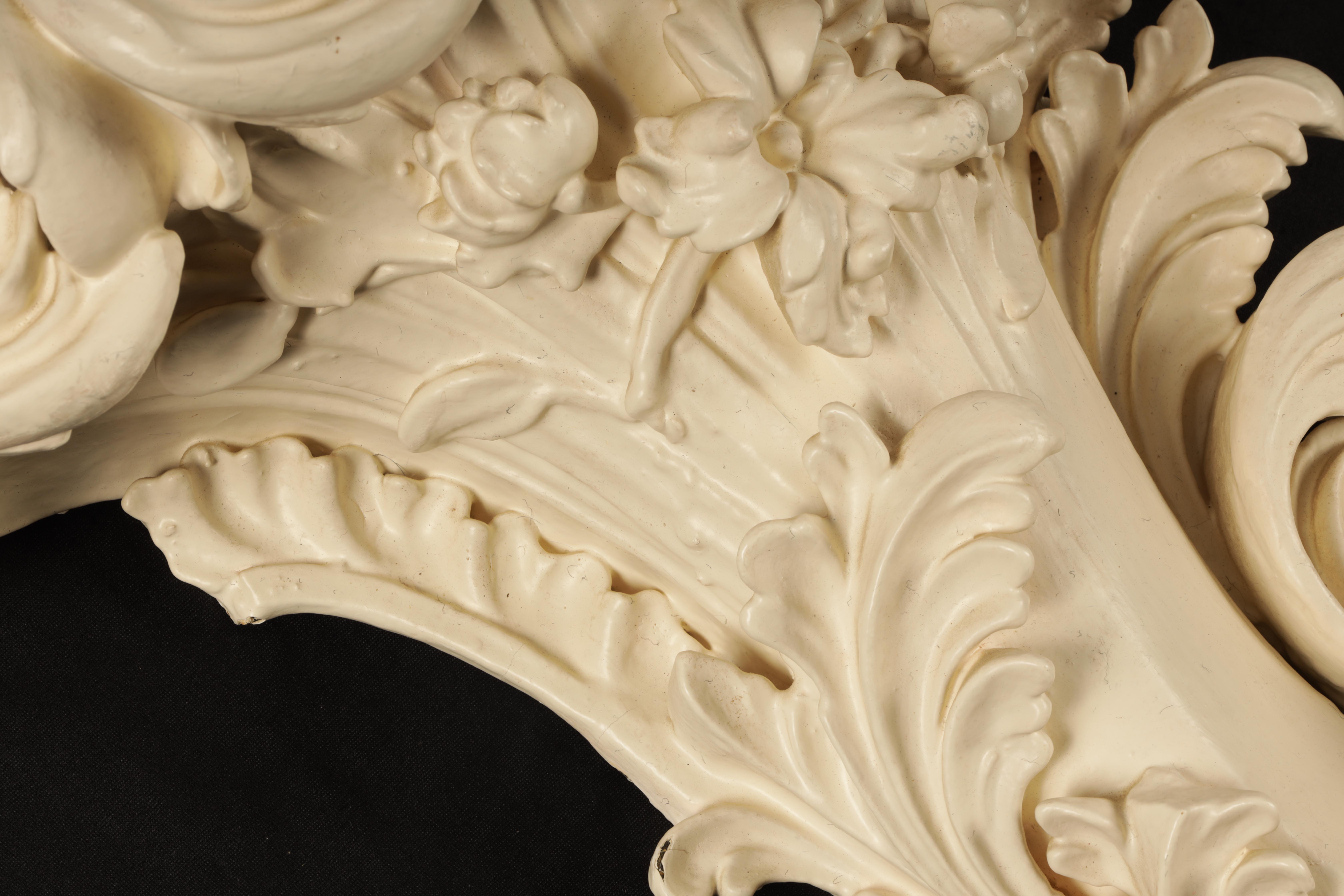 A FINE GEORGE III PAINTED CARVED MAHOGANY ROCOCO HANGING WALL BRACKET IN THE MANNER OF WILLIAM - Image 4 of 5