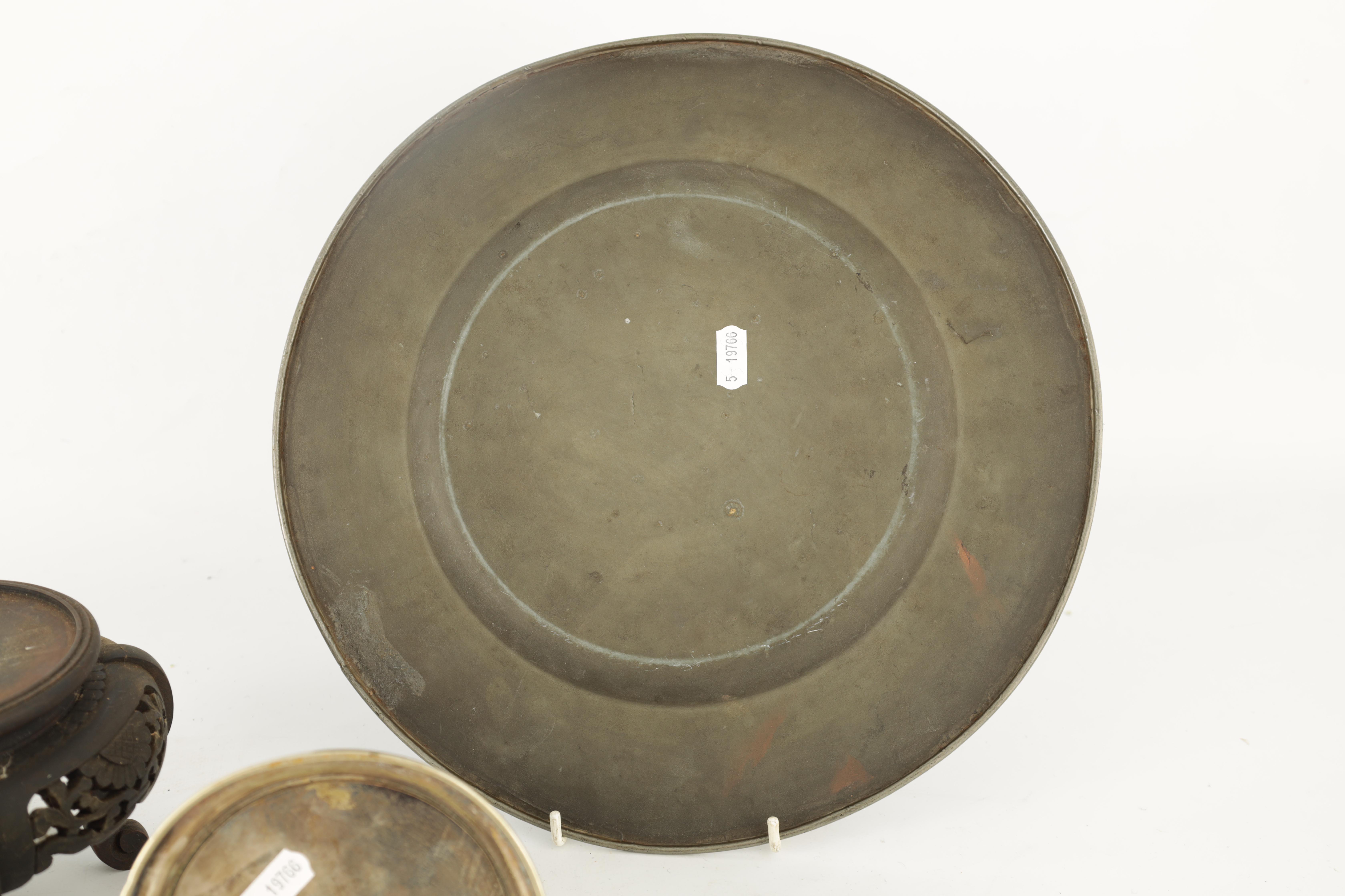 AN ARTS AND CRAFTS HAMMERED PEWTER LARGE CIRCULAR PLATE with embossed stylised leaf spray and heat - Image 3 of 3