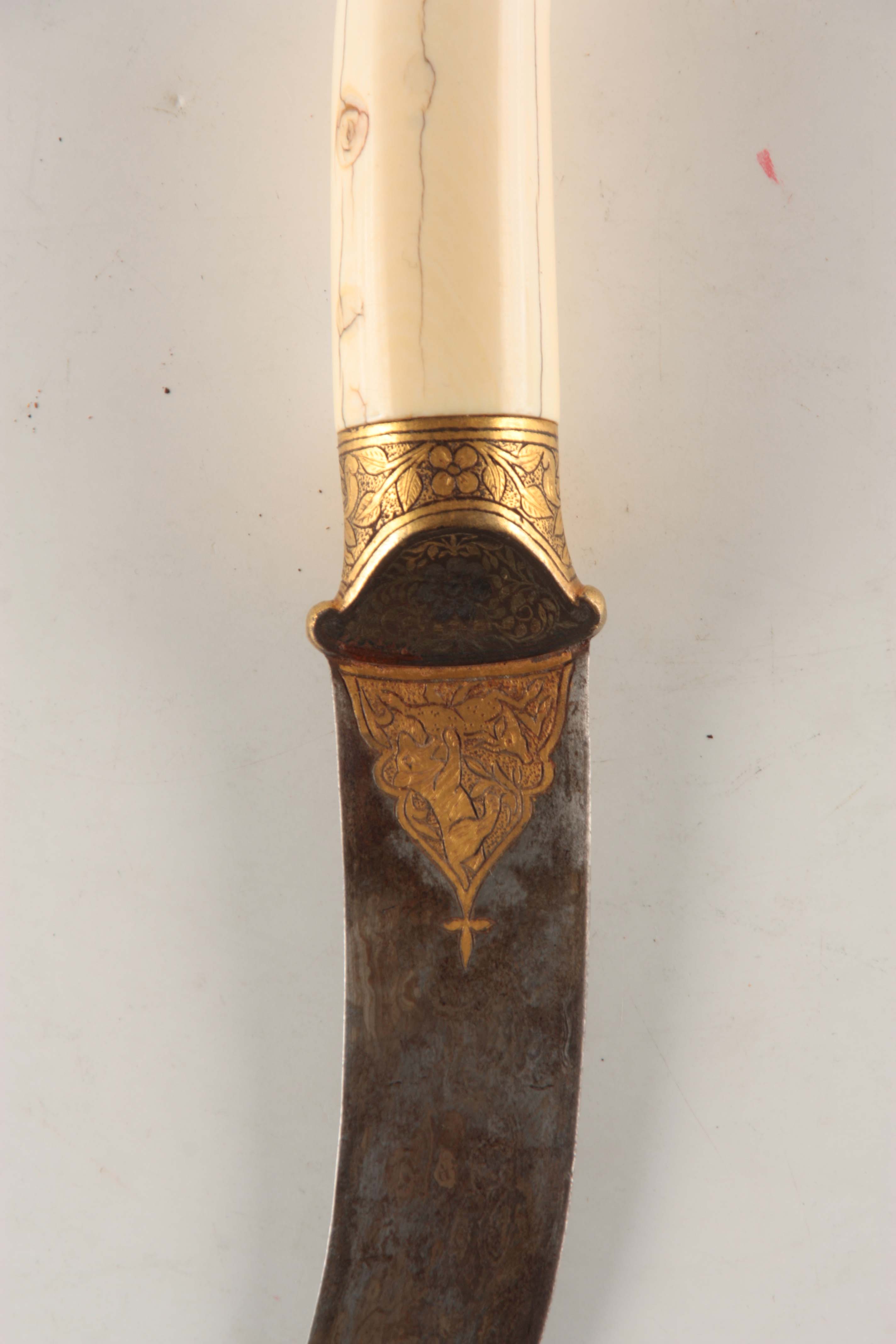 A LATE 19TH/EARLY 20TH CENTURY INDIAN MUGHAL KHANJAR IVORY CORAL AND JADE DAGGER having a curved - Image 2 of 4