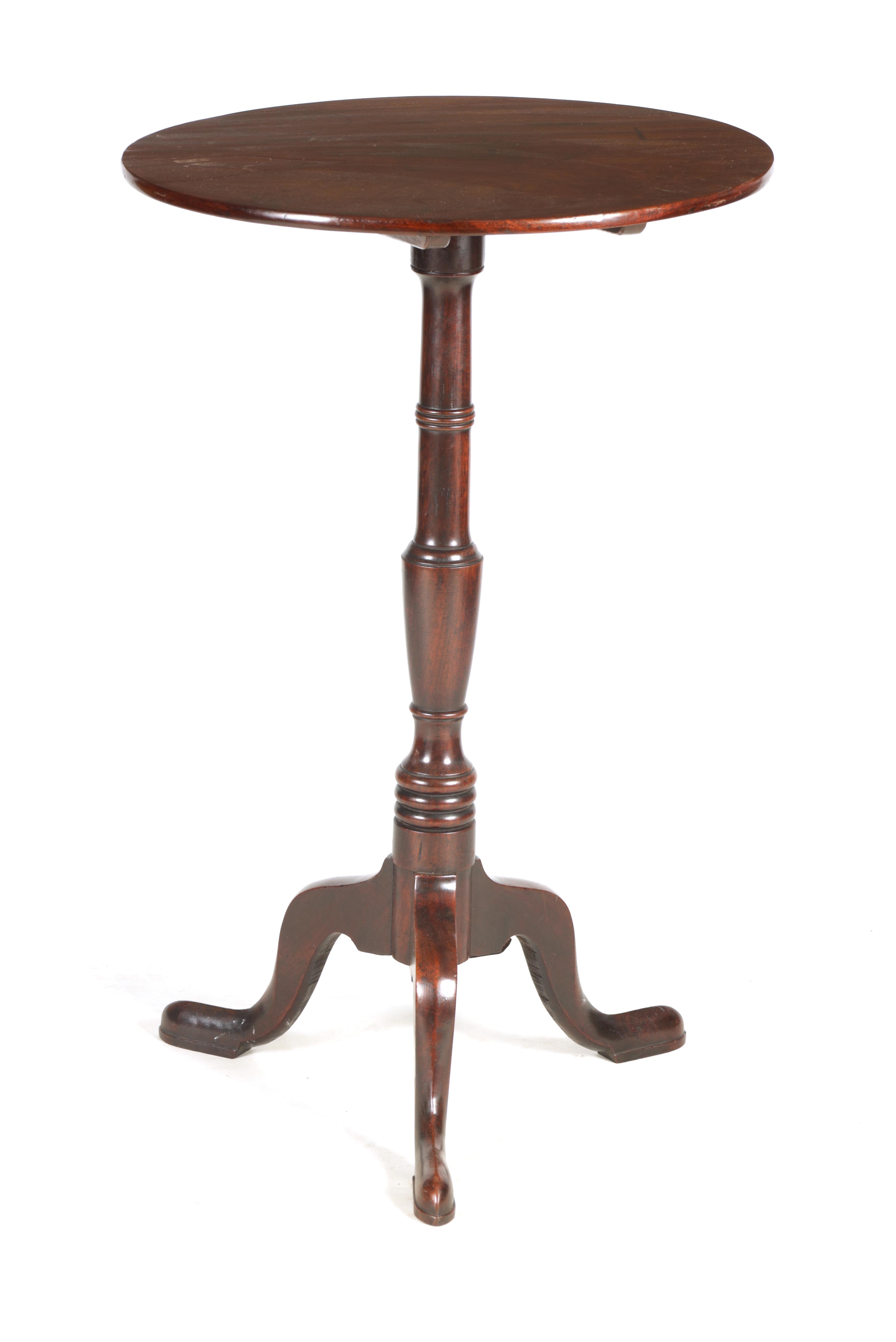 A LATE 18TH CENTURY HEPPLEWHITE MAHOGANY OCCASIONAL/LAMP TABLE with circular top above a vase turned