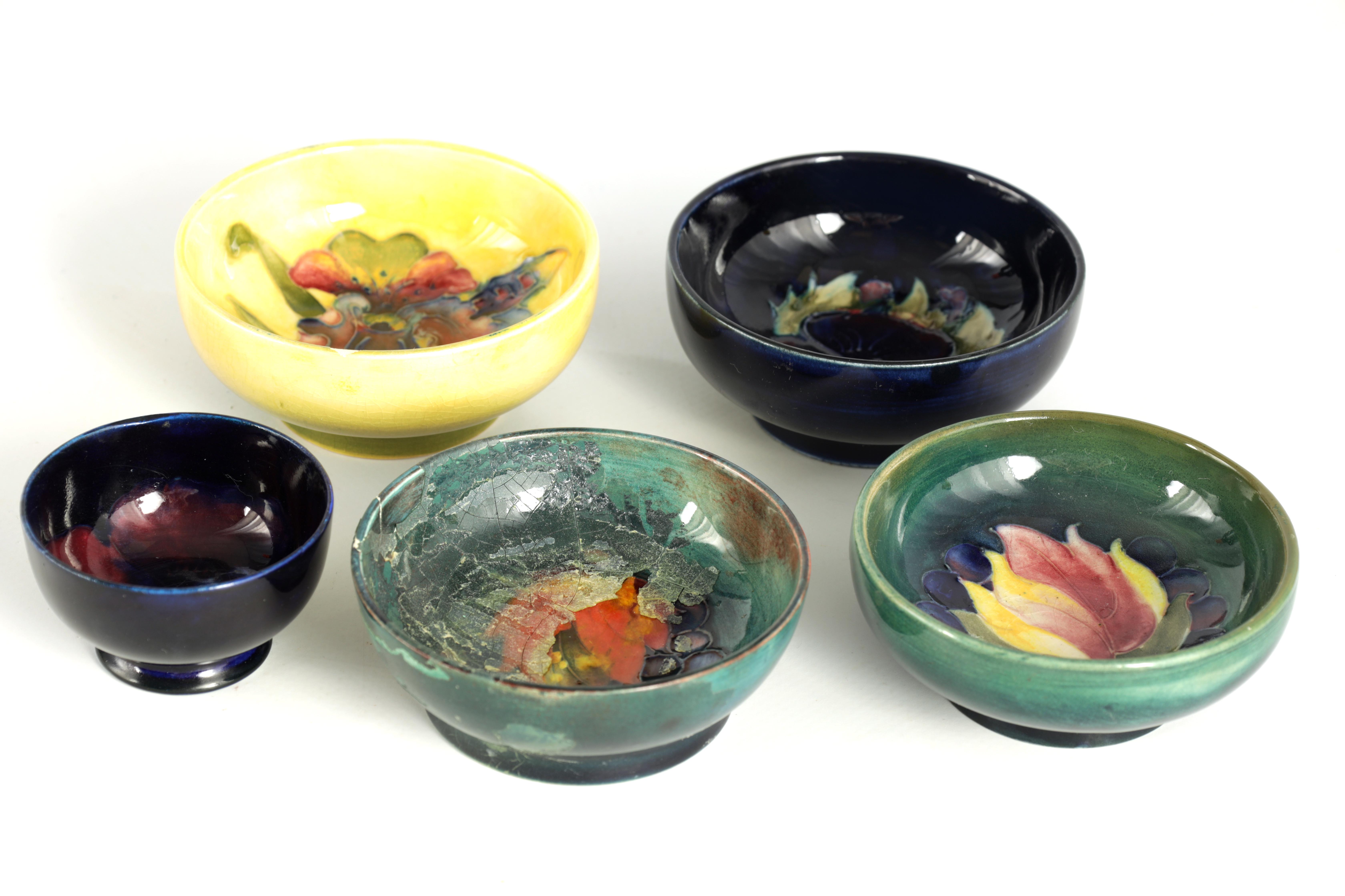 A COLLECTION OF MOORCROFT SMALL BOWLS comprising a miniature pansy pattern Burslem example, a larger