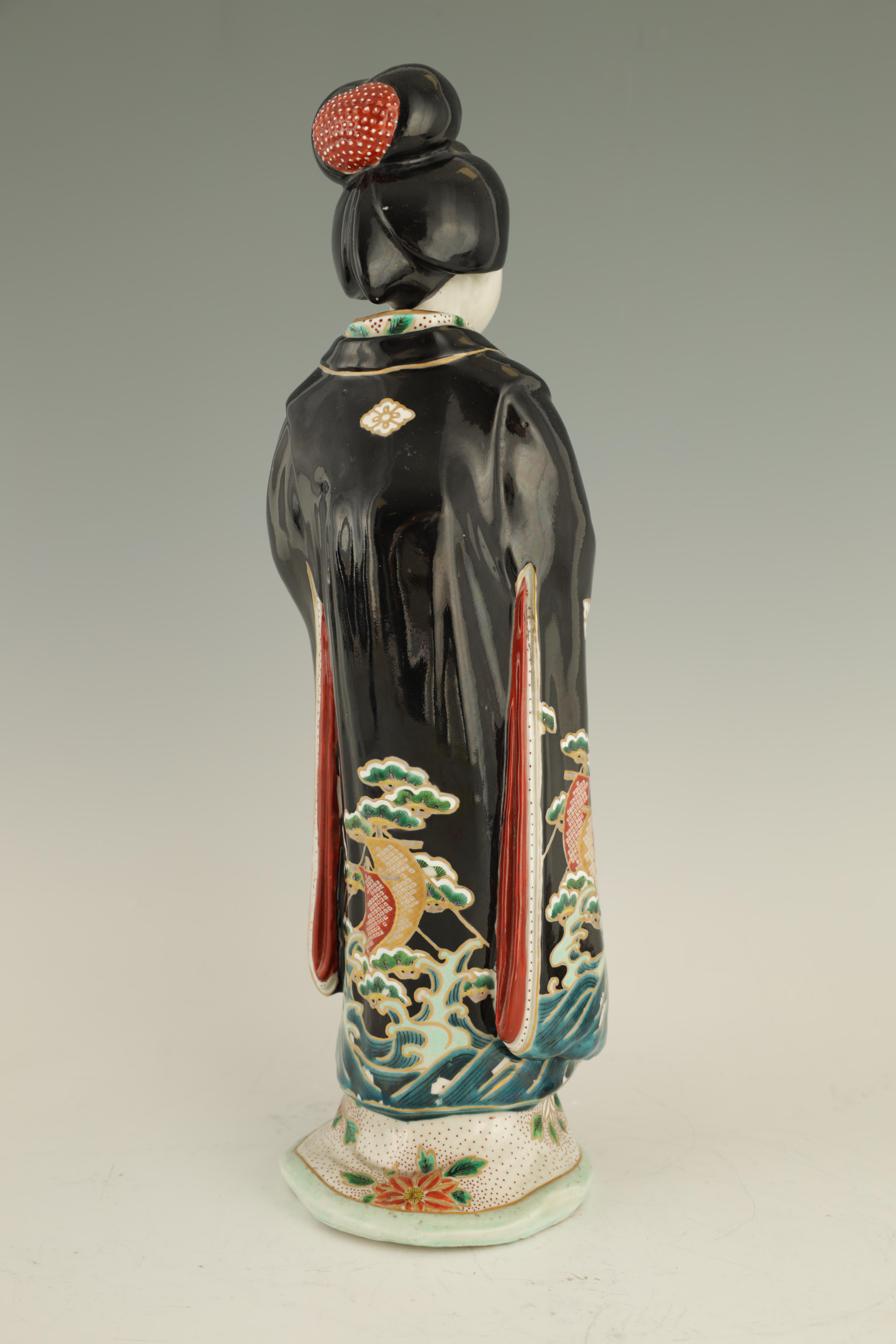 A LARGE MEIJI PERIOD JAPANESE KUTANI FIGURE OF A GEISHA 45cm high - Image 4 of 6