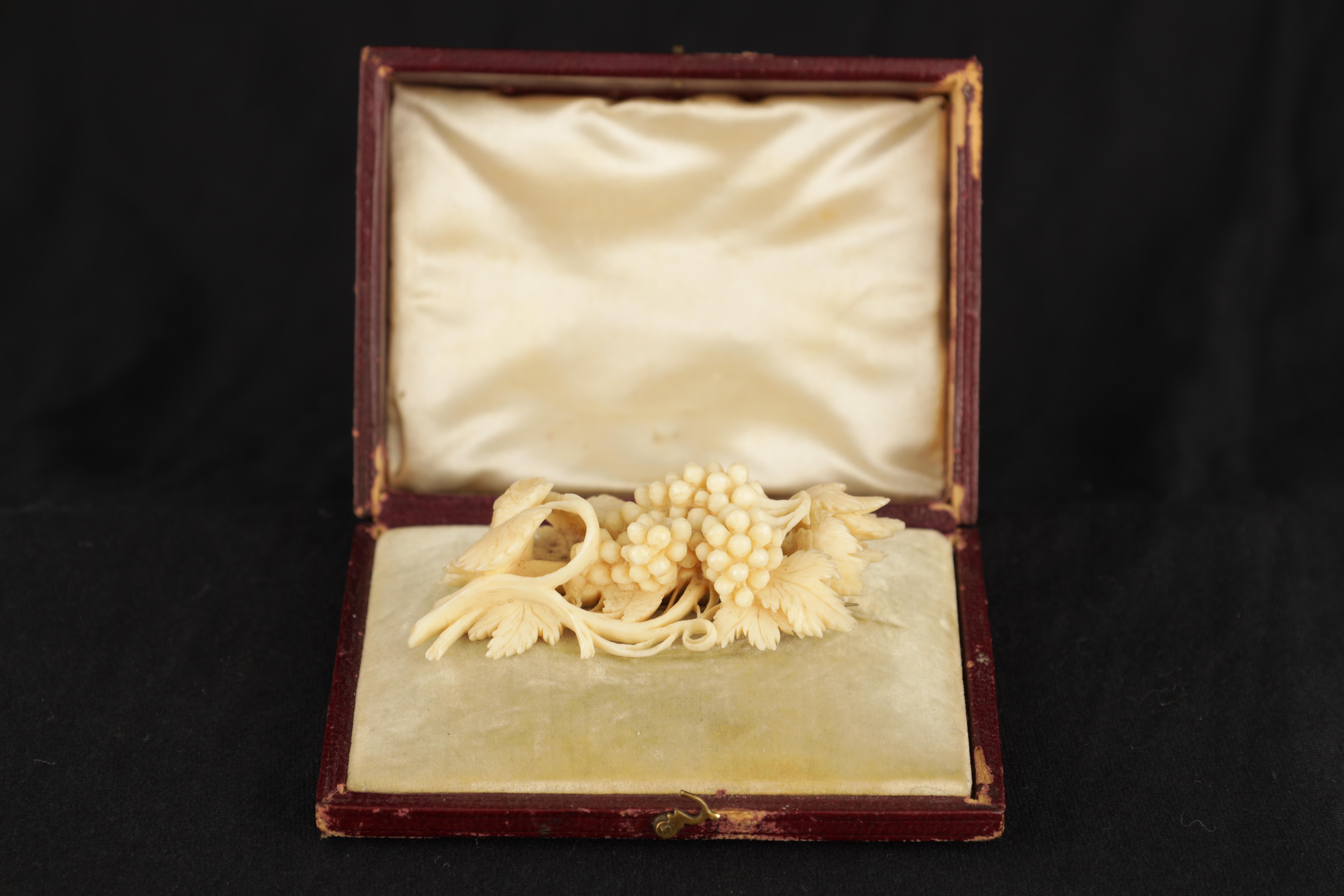 A FINELY CARVED EARLY 19TH CENTURY IVORY BROOCH depicting grapes amongst vine leaves, mounted in a - Image 3 of 5