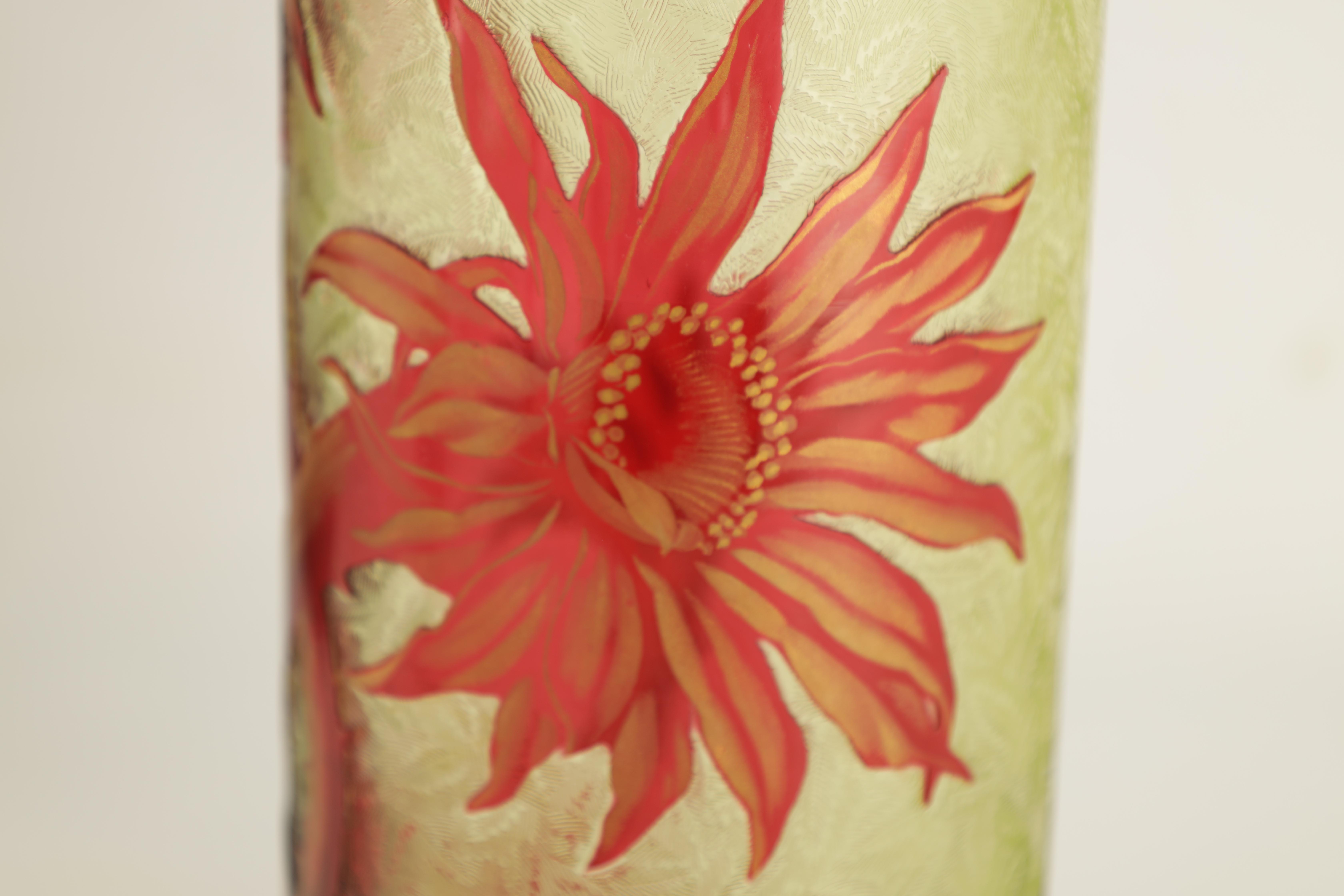 A STYLISH 20TH CENTURY BACCARAT GLASS ETCHED CYLINDRICAL VASE with acid-etched decoration - Image 3 of 6