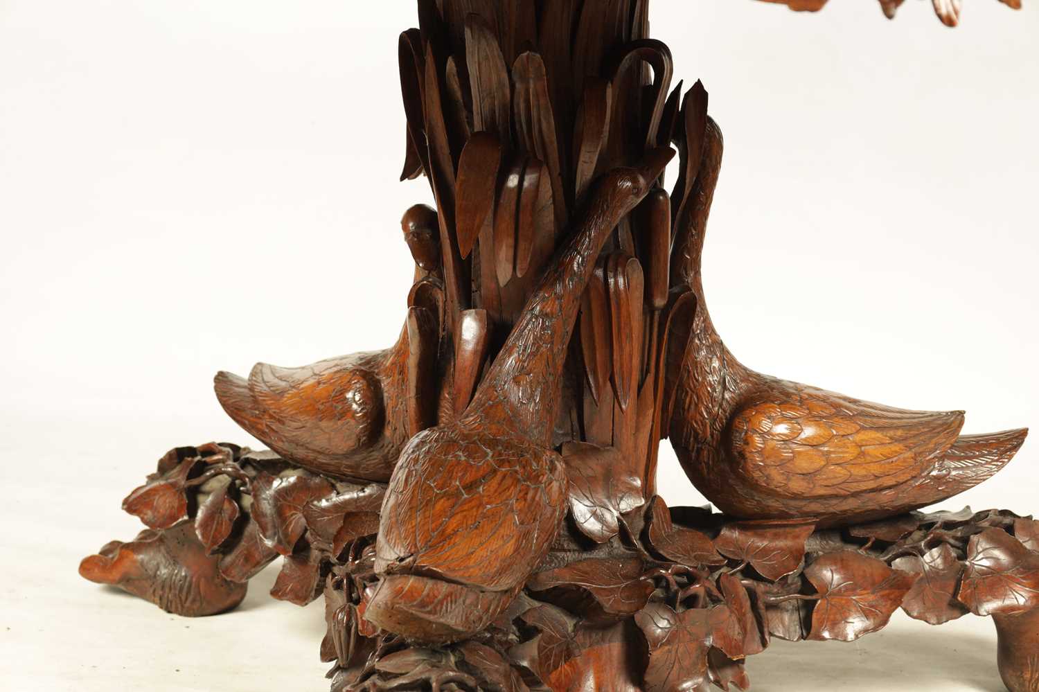 A FINE EARLY 19TH CENTURY CONTINENTAL FIGURED WALNUT CARVED CENTRE TABLE - Image 2 of 11