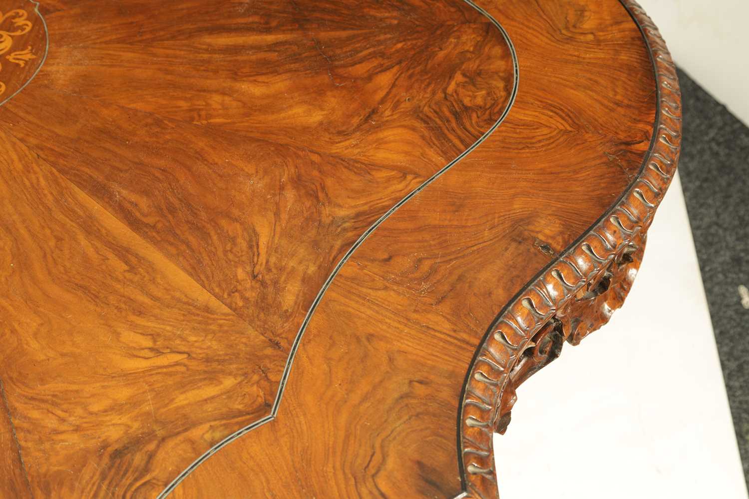 A FINE EARLY 19TH CENTURY CONTINENTAL FIGURED WALNUT CARVED CENTRE TABLE - Image 8 of 11