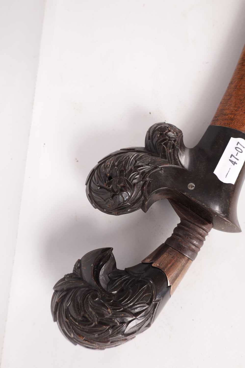 A 19TH CENTURY INDIAN CARVED HORN HANDLED KNIFE - Image 7 of 11