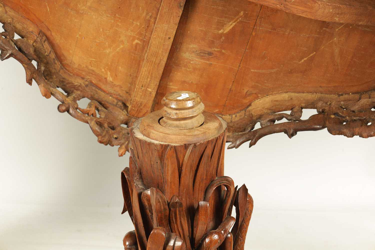 A FINE EARLY 19TH CENTURY CONTINENTAL FIGURED WALNUT CARVED CENTRE TABLE - Image 11 of 11