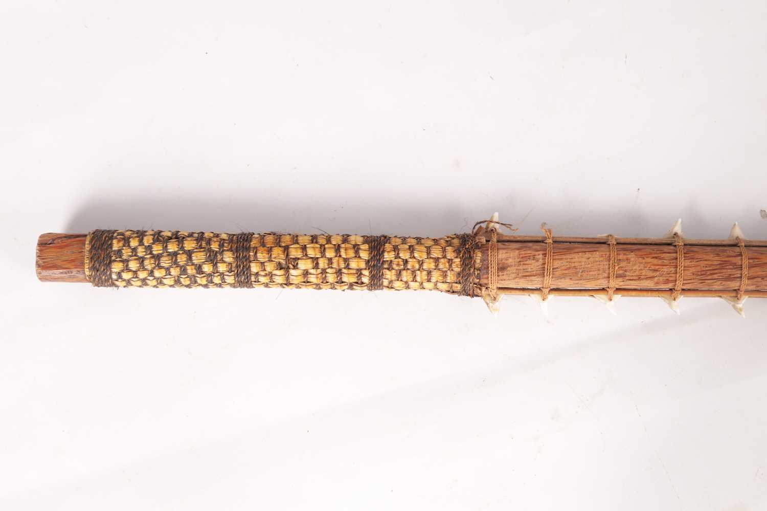 AN UNUSUAL FLATTENED TAPERING HARDWOOD SHARK TOOTH STICK (TEBUTE) - Image 7 of 8