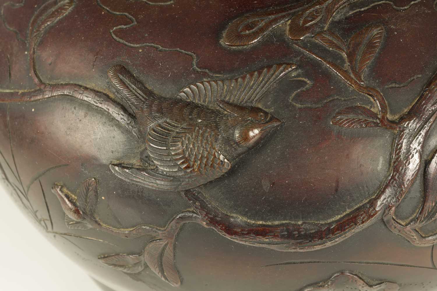 A LARGE JAPANESE MEIJI PERIOD PATINATED BRONZE VASE - Image 6 of 7