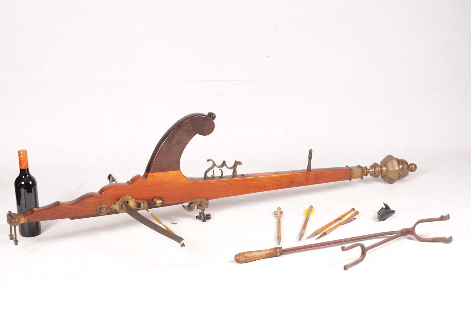 A LARGE 19TH CENTURY BELGIAN TARGET CROSSBOW - Image 2 of 12