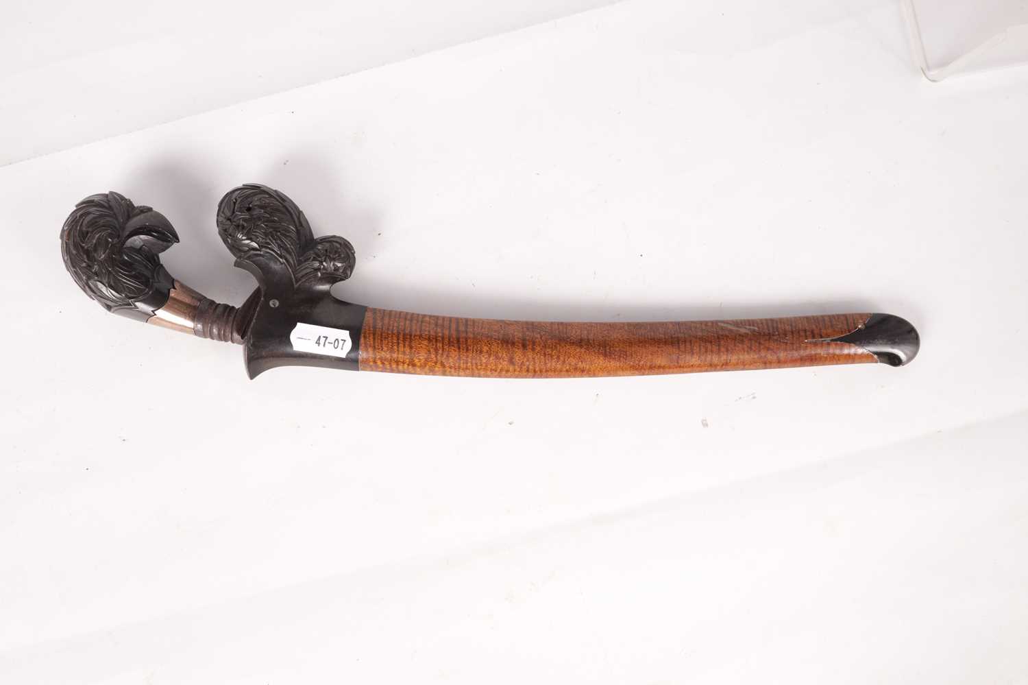 A 19TH CENTURY INDIAN CARVED HORN HANDLED KNIFE - Image 6 of 11