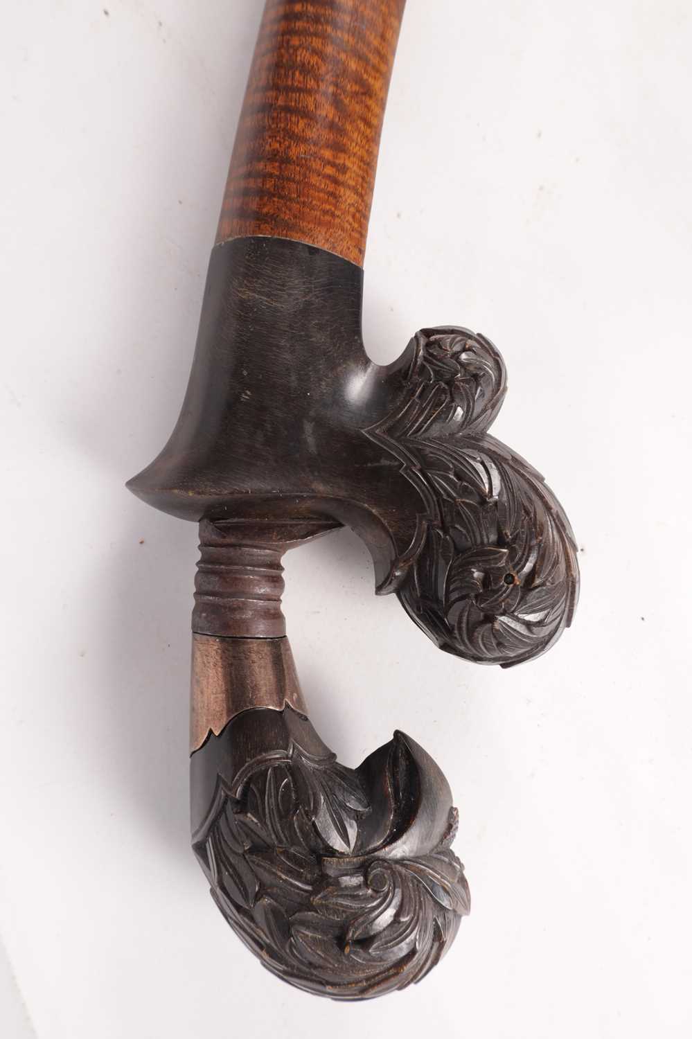 A 19TH CENTURY INDIAN CARVED HORN HANDLED KNIFE - Image 9 of 11