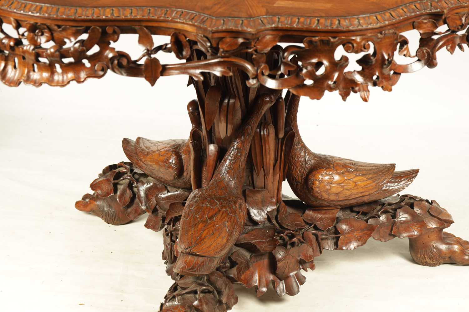 A FINE EARLY 19TH CENTURY CONTINENTAL FIGURED WALNUT CARVED CENTRE TABLE - Image 4 of 11