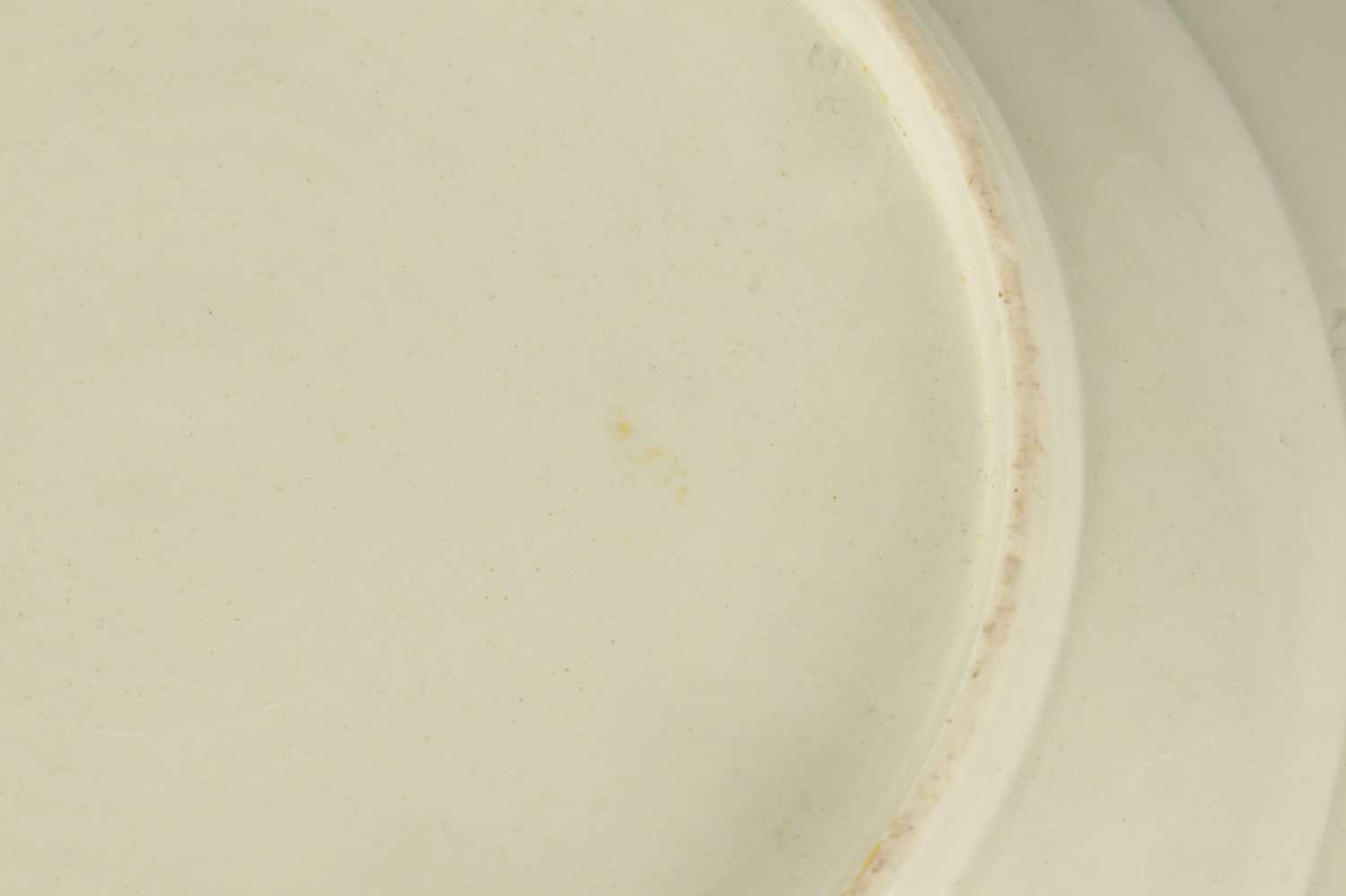 A LATE 18TH CENTURY SALOPIAN SOFT PASTE PORCELAIN CABINET PLATE - Image 5 of 5