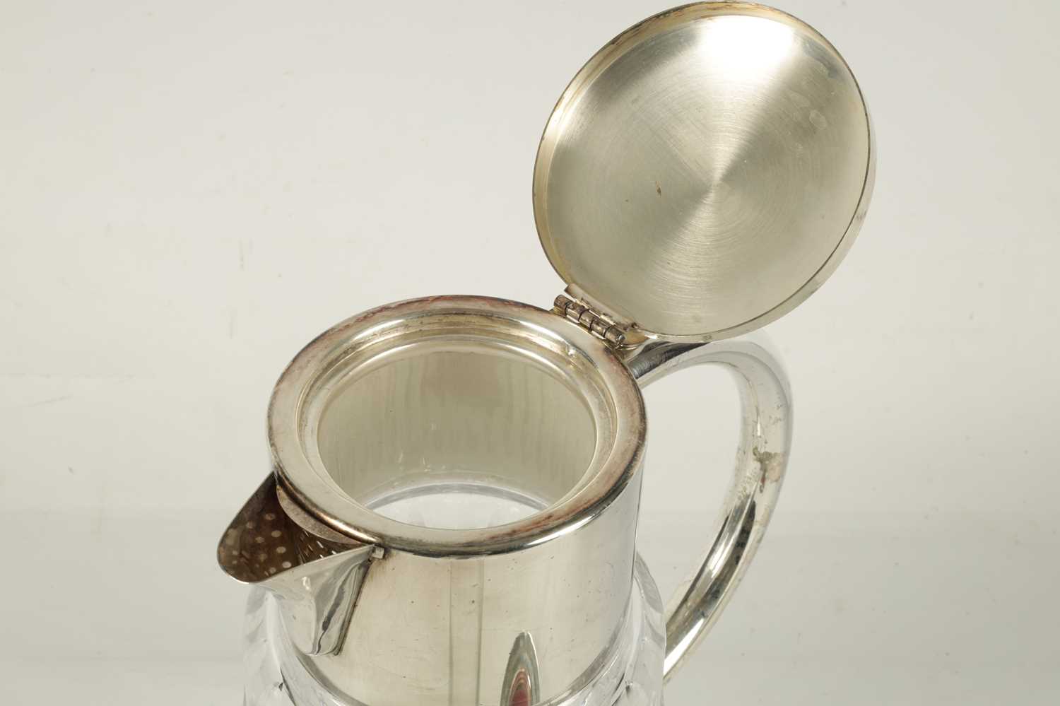 AN EDWARDIAN SILVER PLATED FACETED CUT GLASS LEMONADE JUG - Image 6 of 7