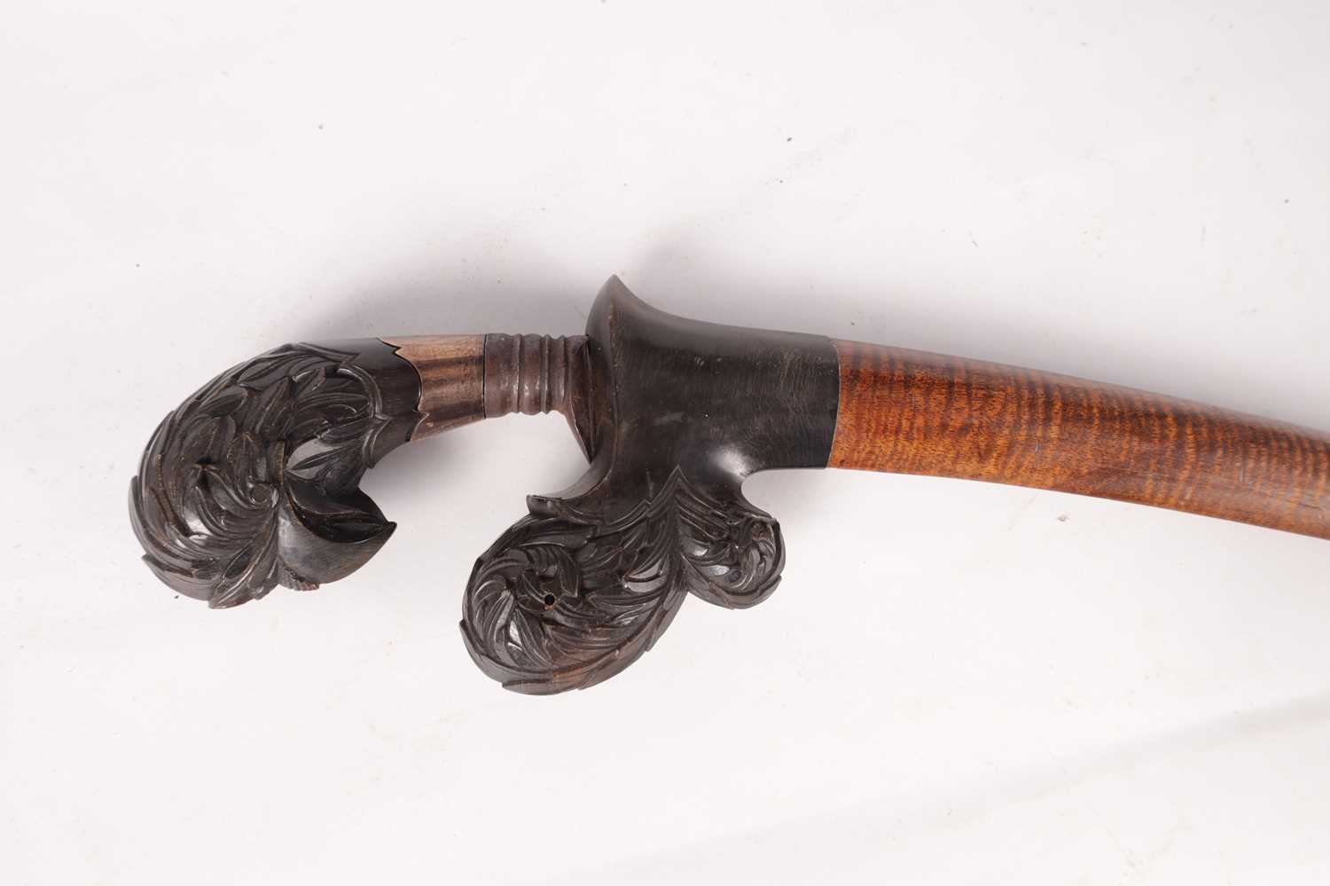 A 19TH CENTURY INDIAN CARVED HORN HANDLED KNIFE - Image 3 of 11