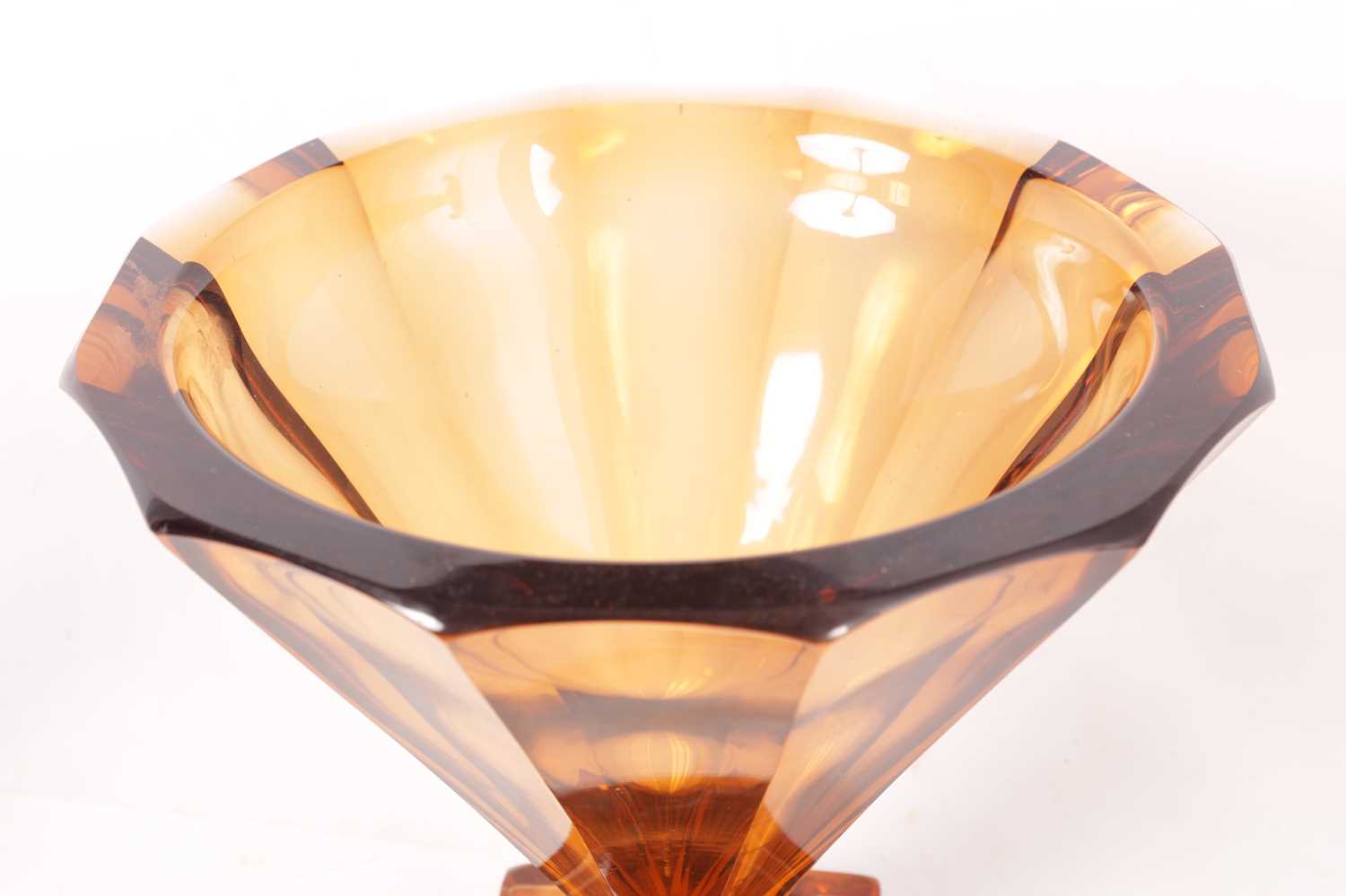 A LARGE FRENCH ART DECO DAUM NANCY AMBER GLASS VASE - Image 4 of 5