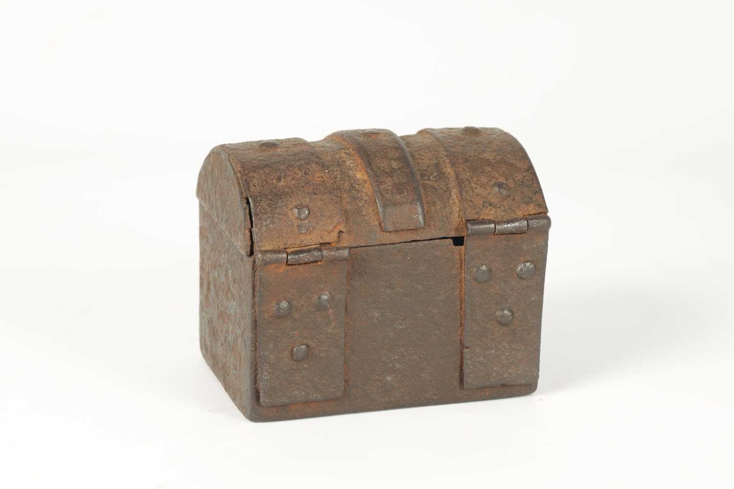 A MINIATURE 17TH CENTURY IRON COFFER - Image 4 of 6