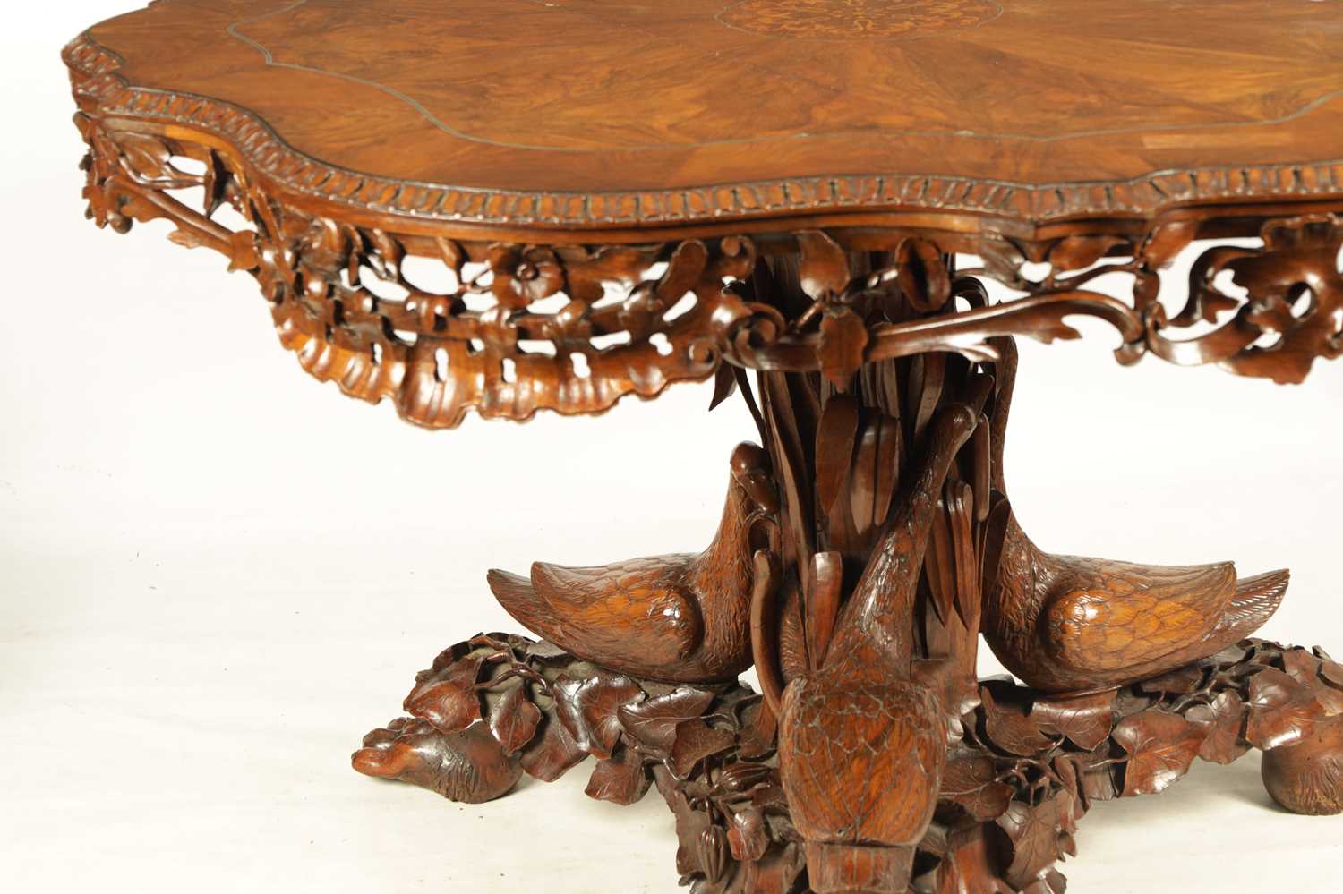 A FINE EARLY 19TH CENTURY CONTINENTAL FIGURED WALNUT CARVED CENTRE TABLE - Image 9 of 11