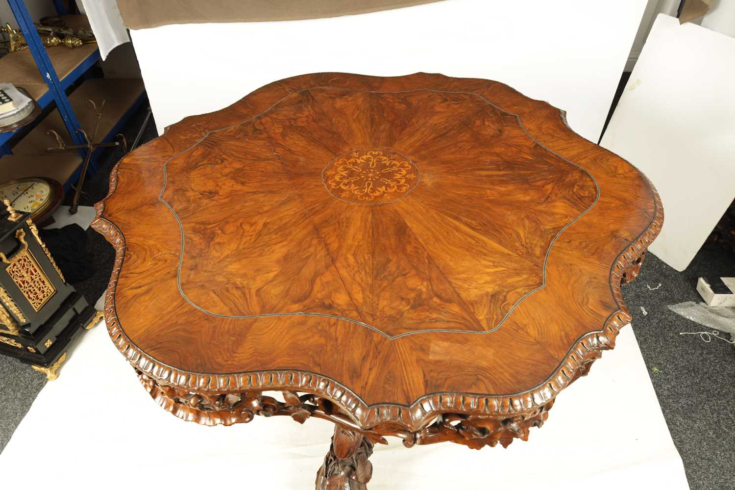 A FINE EARLY 19TH CENTURY CONTINENTAL FIGURED WALNUT CARVED CENTRE TABLE - Image 5 of 11