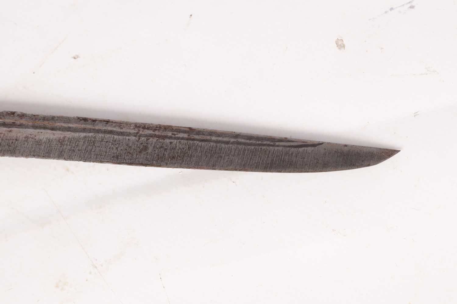 A 19TH CENTURY INDIAN CARVED HORN HANDLED KNIFE - Image 10 of 11