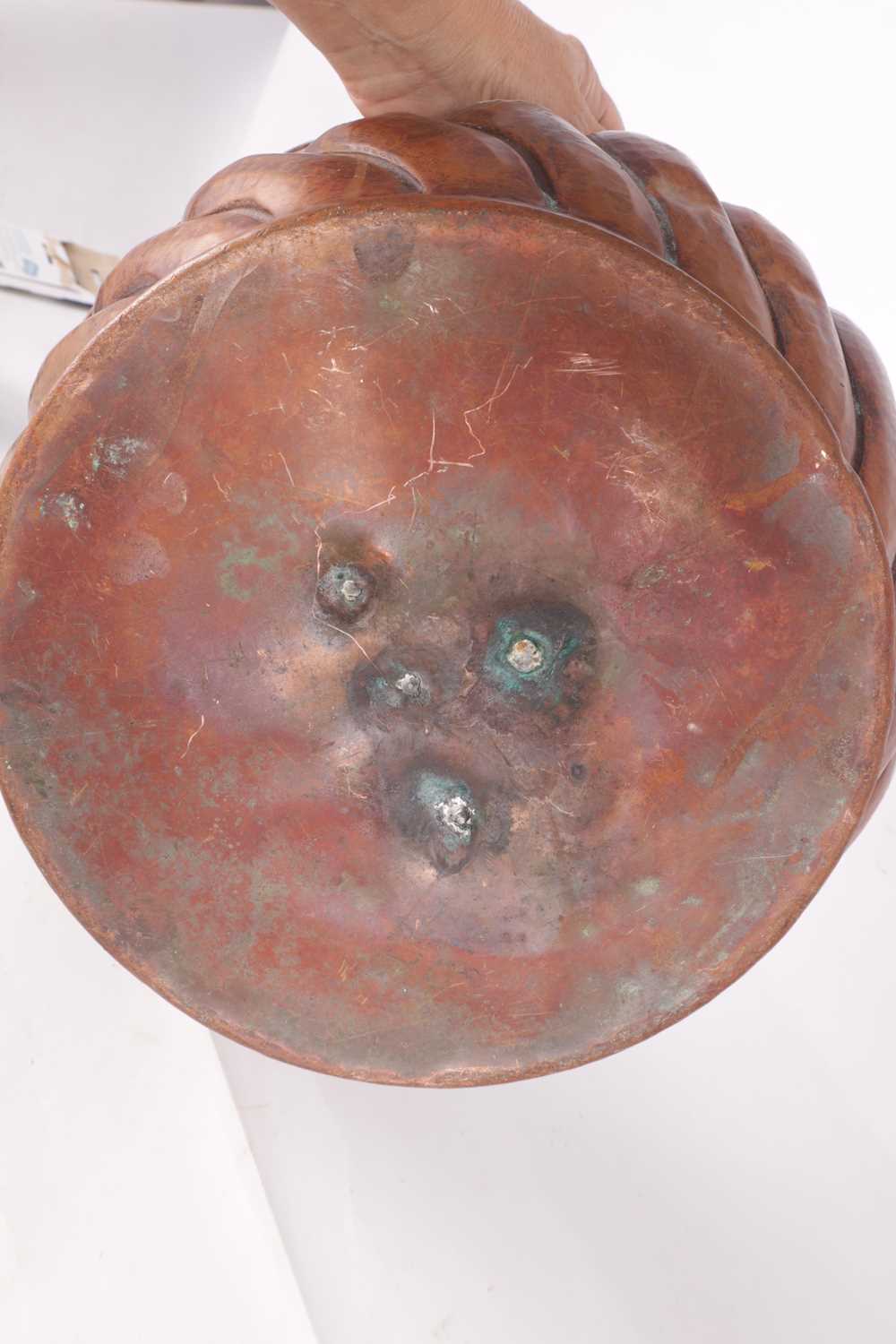 AN EARLY DUTCH STYLE LARGE CIRCULAR COPPER JARDINIERE - Image 5 of 5